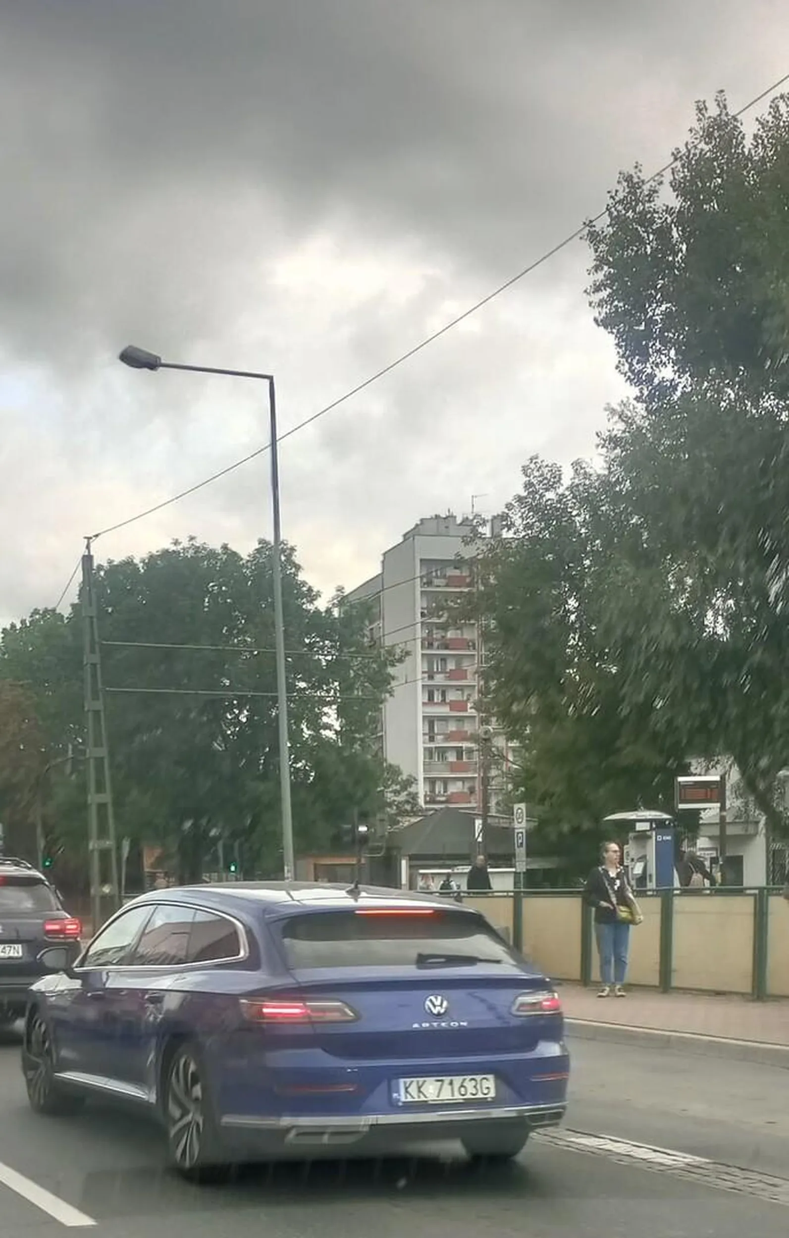 Ćwok i tyle w temacie. Nie dość, że jedno ze świateł na Kapelance jest krótkie, to stoi na zielonym i nie jedzie.