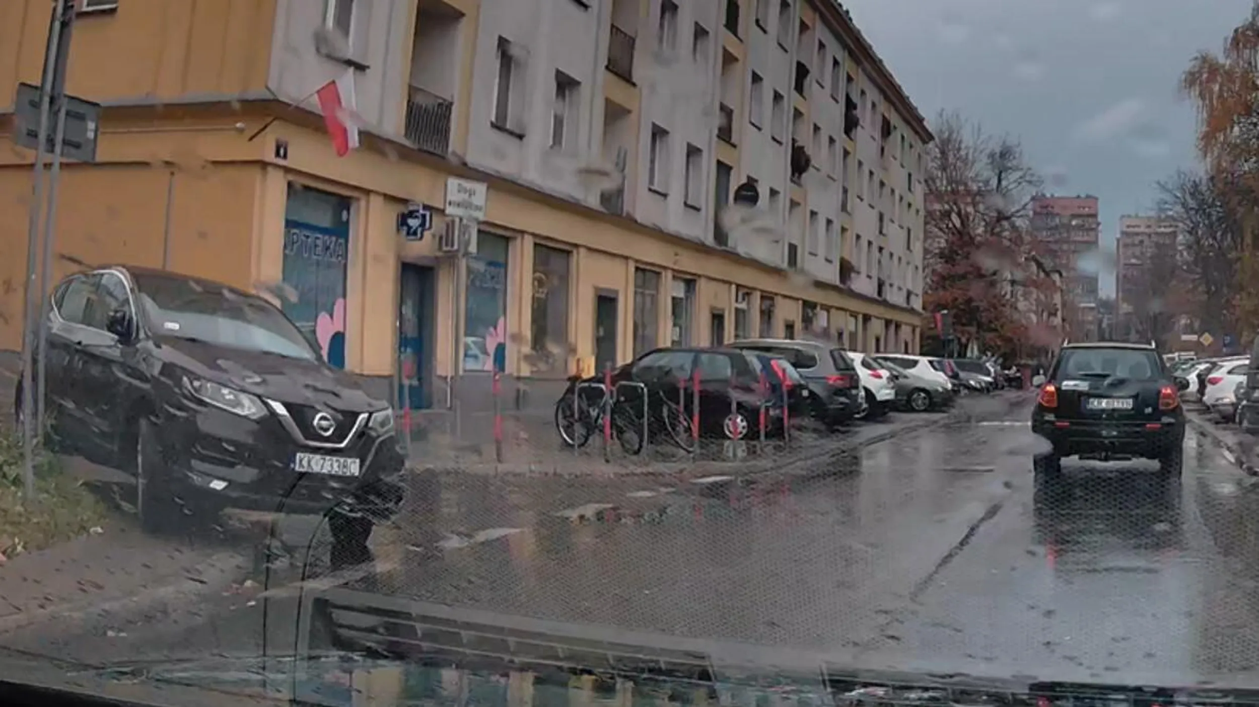 gamoń zastawia chodnik, mimo wielu wolnych miejsc parkingowych 100 metrów dalej