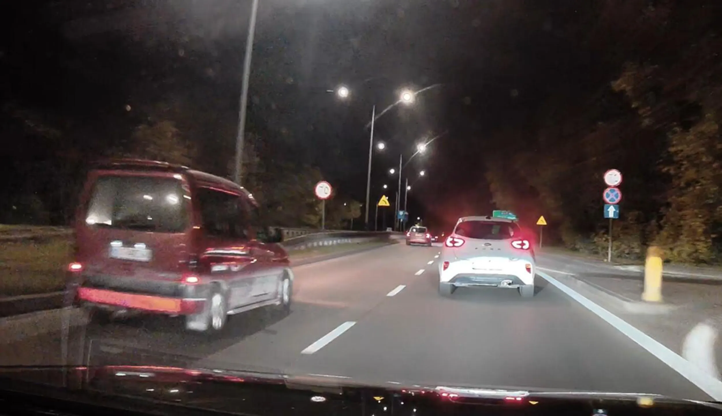 szrot ledwo jedzie, ale przyklejony do lewego pasa