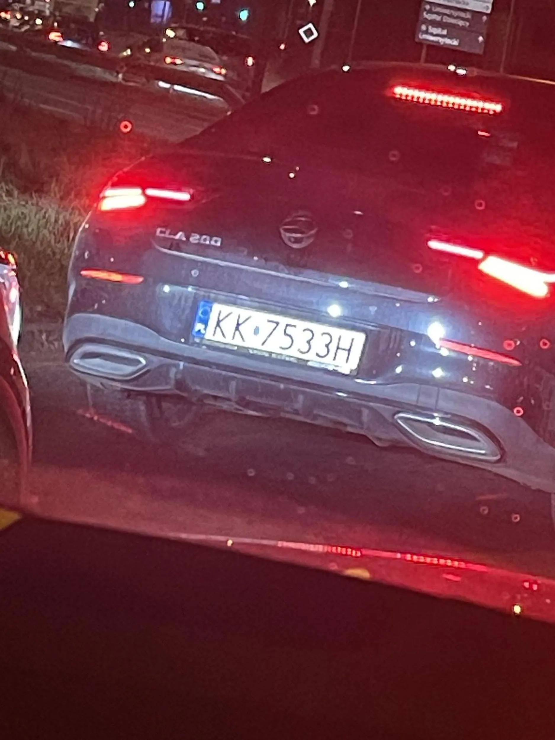 Pani kierująca. Wyjechała z podporządkowanej nie zatrzymując się wprost po koła innego pojazdu. Odjechała jakby nic się nie stało.