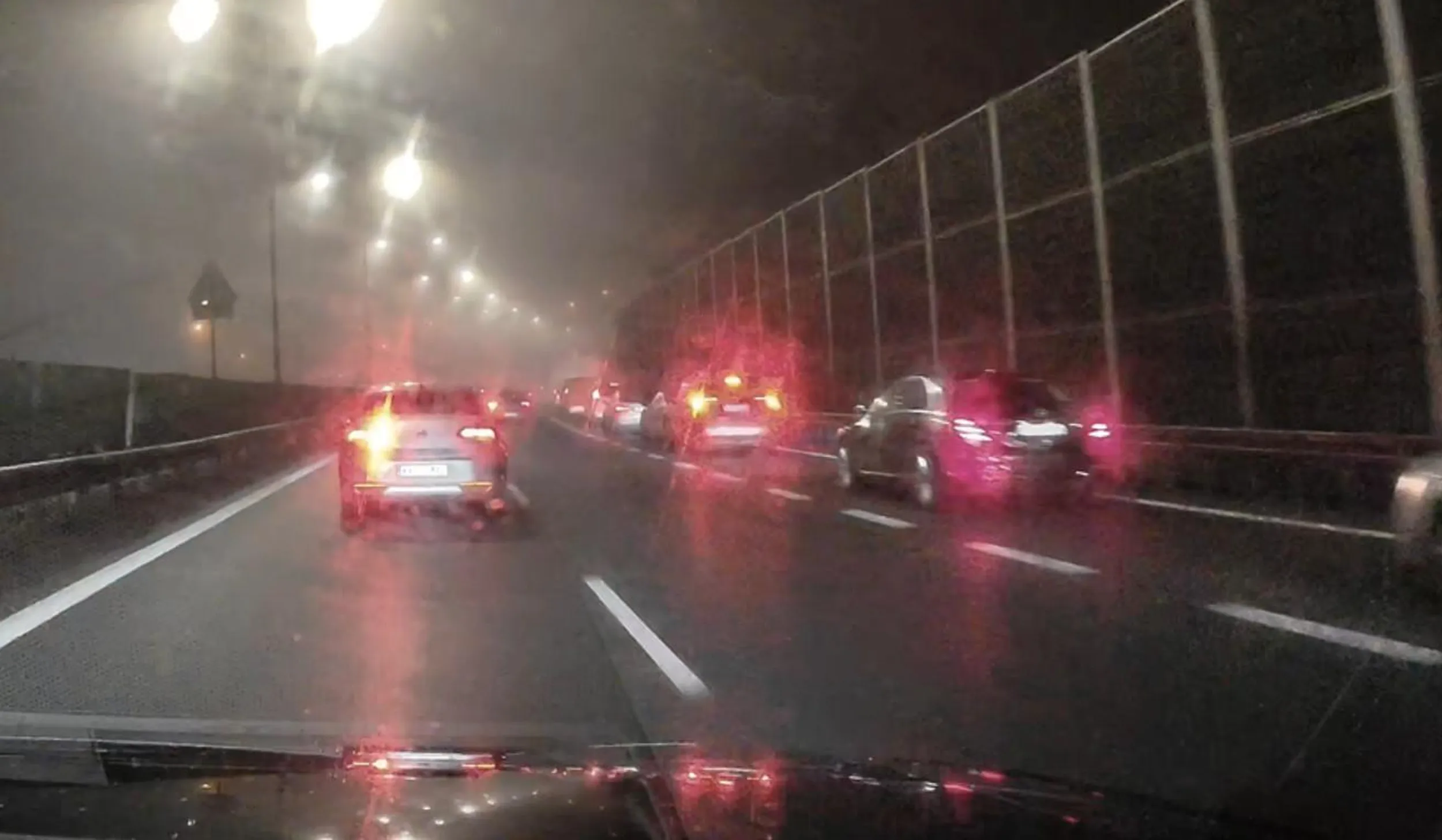 nie dość, że zakochany w lewym pasie, to jeszcze oślepia wszystkich przeciwmgielnym przy widzialności ponad 1km