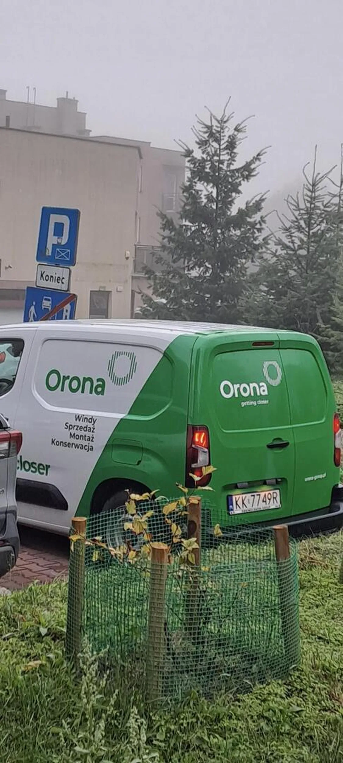 To pojazd firmy ORONA która niszczy te całe kraki i bardzo dobrze! Tylko markowe windy zaraz po klasyce