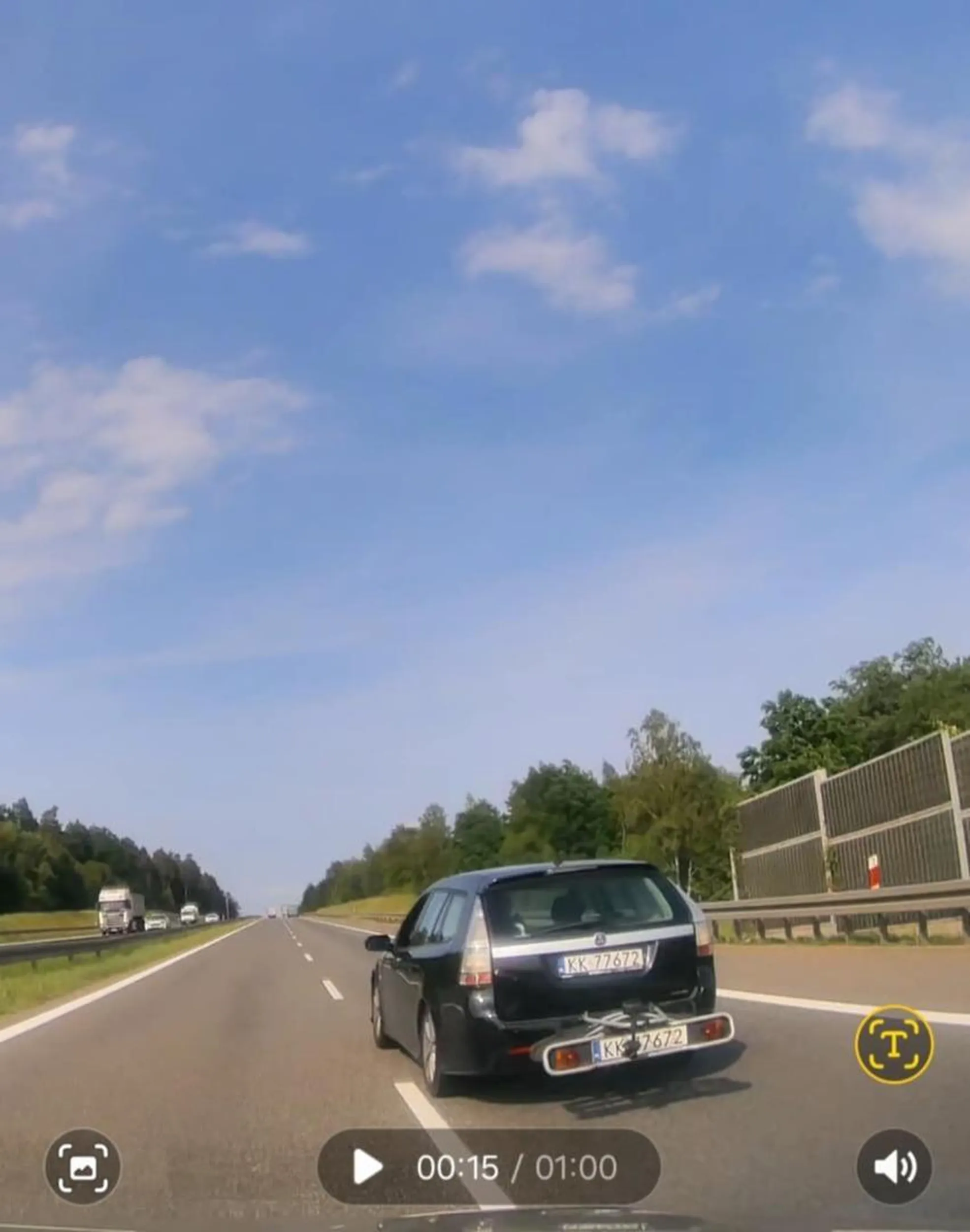 Ryży ch... najpierw jechał na zderzaku przy prędkości około 130 km/h, gdy wyprzedzana była kolumna ciężarówek. A następine, gdy zjeżdżałem tej parówce na prawy pas, za wszelką cenę postanowiła wciskać się i wyprzedzać z prawej strony. Uwaga na tego przygłupa na drodze.