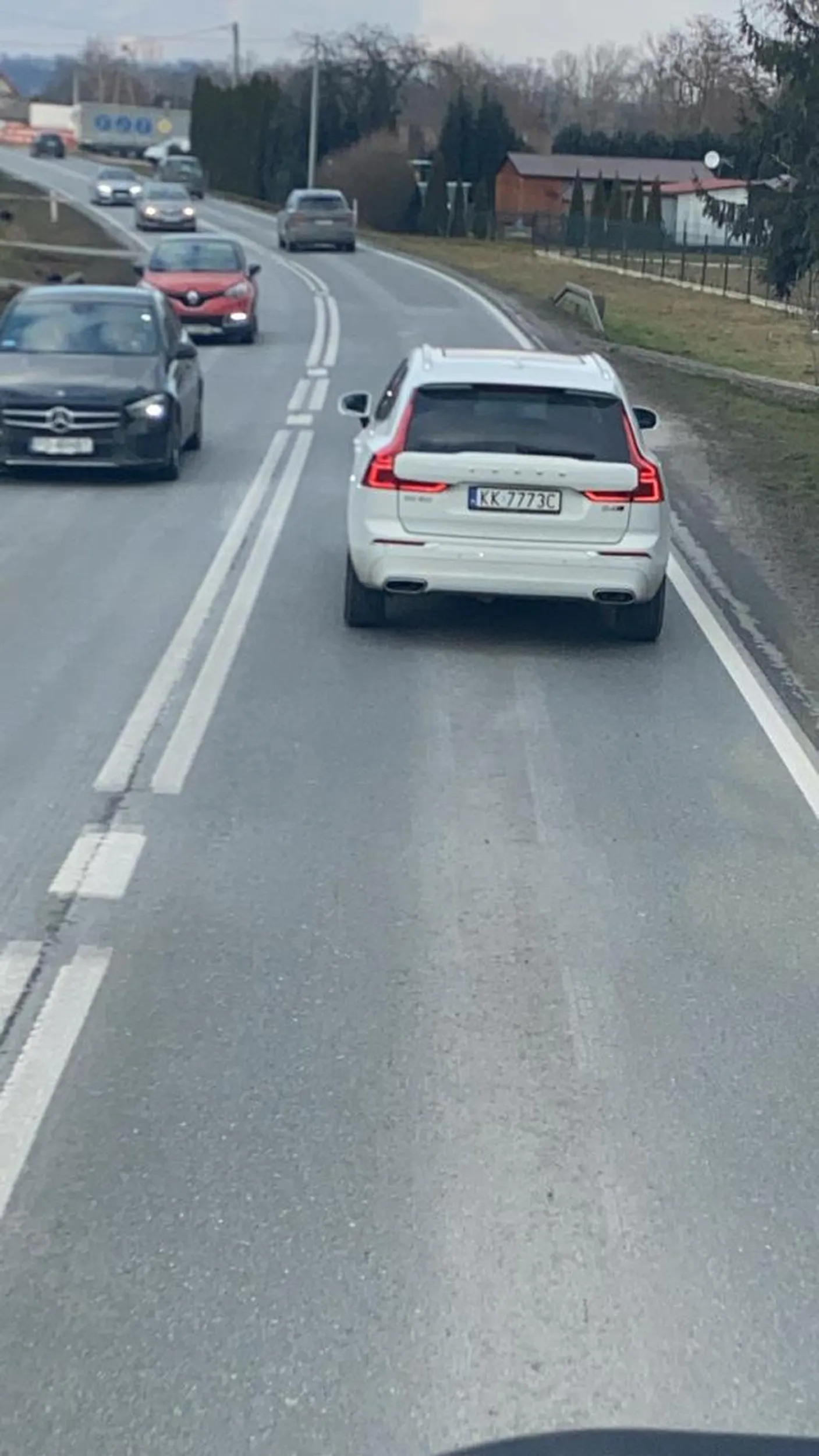 Łajza na 70 jedzie 50 . Wcześniej wpierniczy się na rondo na cm przed maskę ale później jedzie jak nie ostatnia Ciota