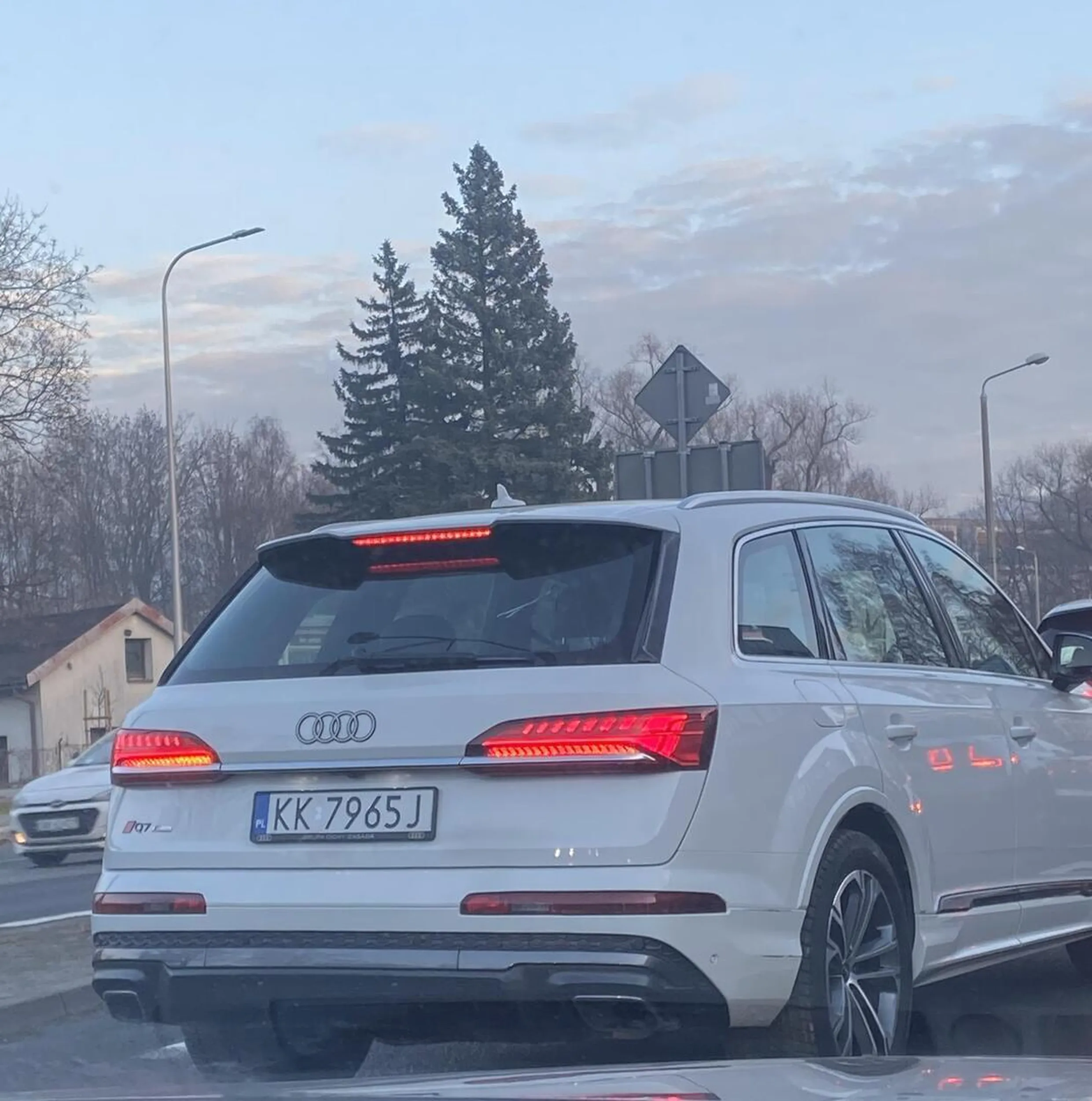 Zwykły dziad  któremu się wydaje, że przyjeżdżając na Podbeskidzie jest królem szos. Nie tędy droga emerycie. Zmiana pasów jak niezrównoważony, nadmierna prędkość i zajeżdżanie innym drogi.