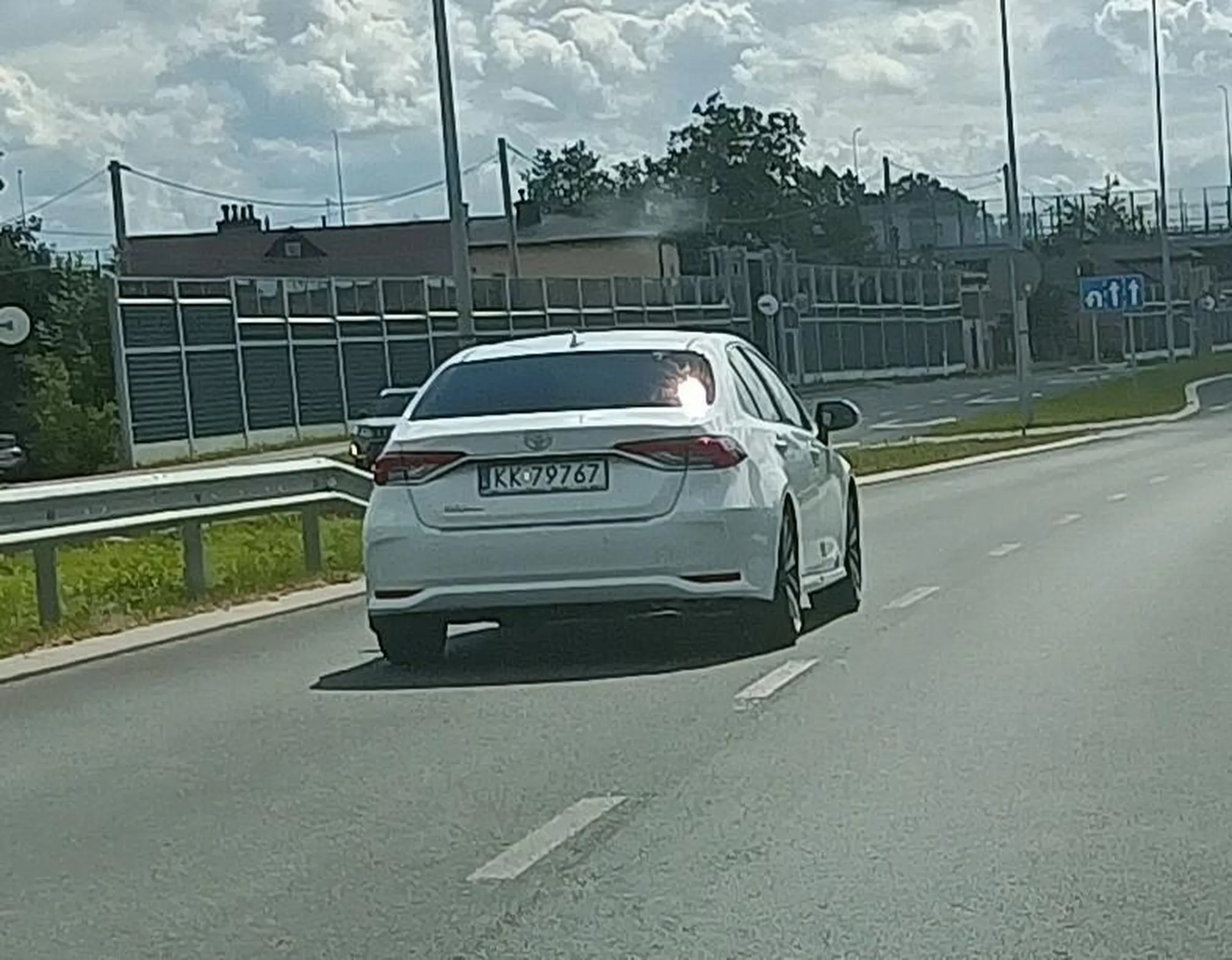 Kretyn na rondzie nie potrafi się zachować.