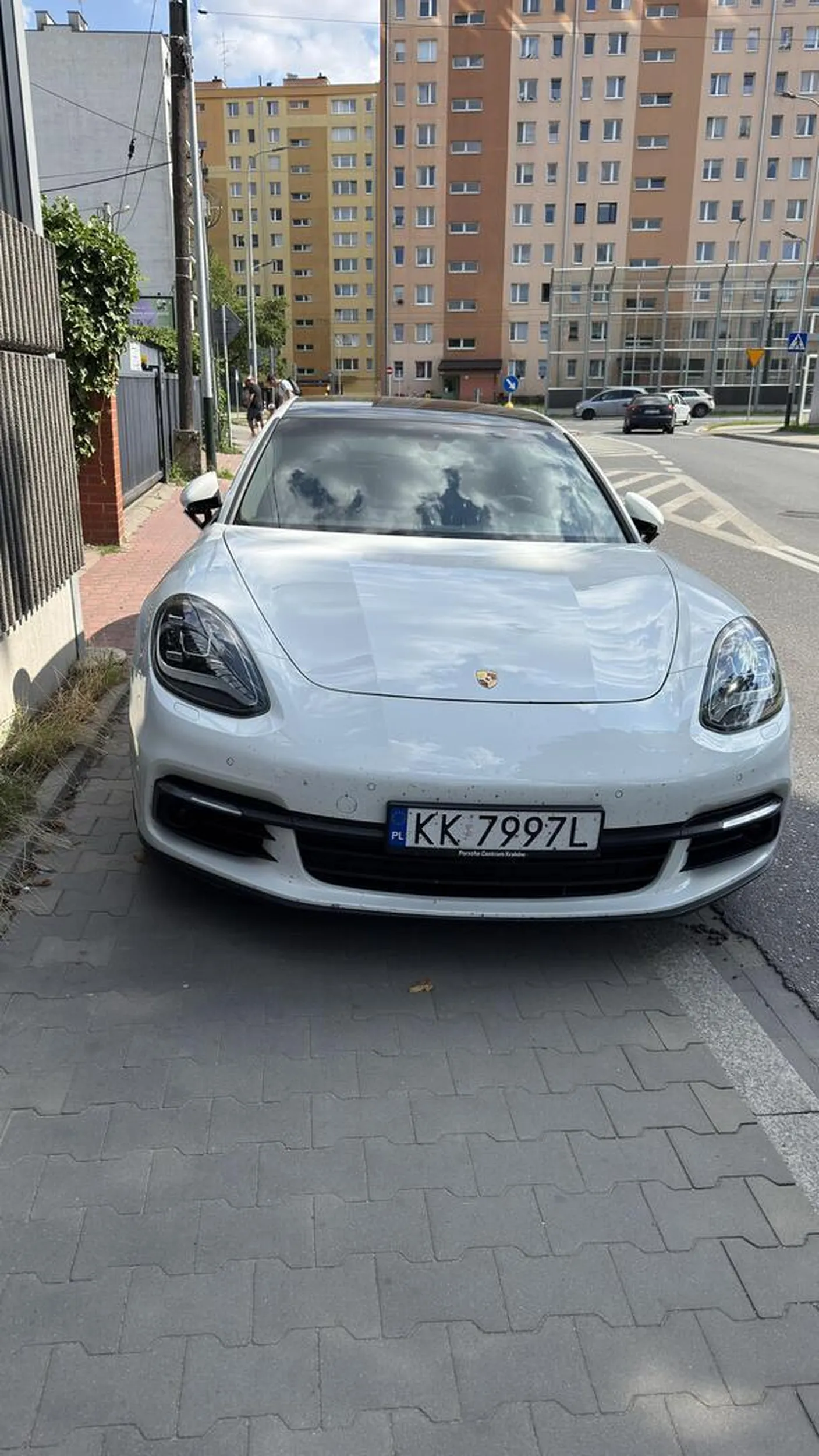 Skrzyżowanie podwójna ciągła wjazd i zastawiony chodnik bo „Przecież się zmieścisz”