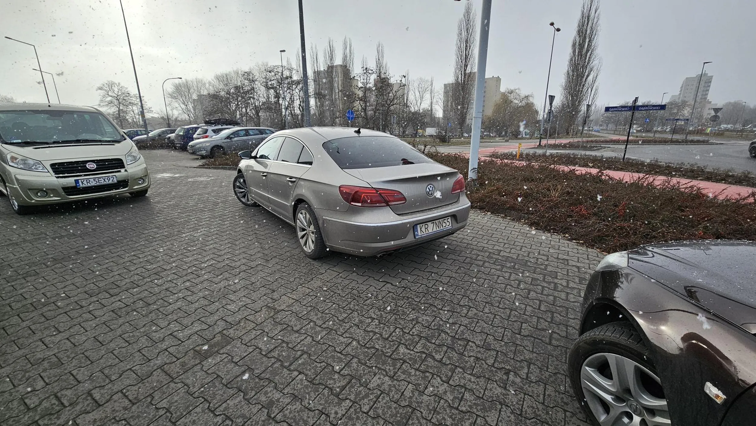 Typ ma jeden zwój w mózgu więcej od kury. Zablokował przejazd na parkingu przy Medweckiego. Ponowne lekcje z parkowania by się przydały.