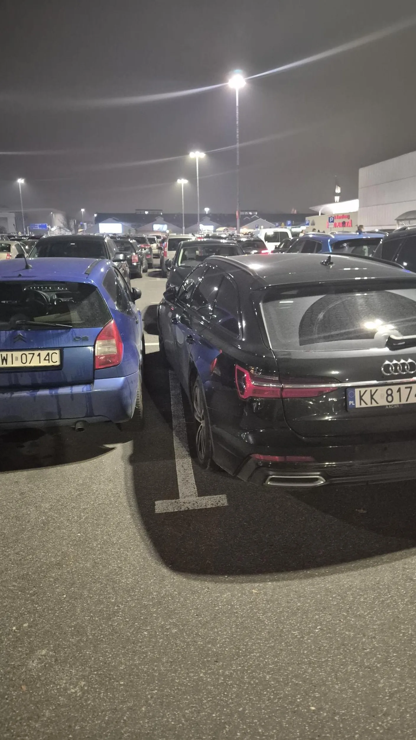 Kierowca nie umie Parkować, do tego zniszczył czyjś samochód....