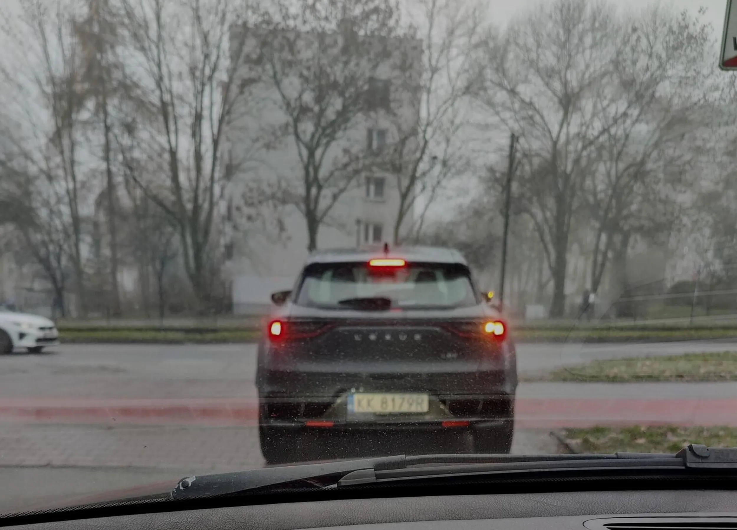 Śmieciarz!! Auto nowe a nie ma nawet popielniczki w aucie tyko musi fajki przez okno na ulicę wyrzucać!!