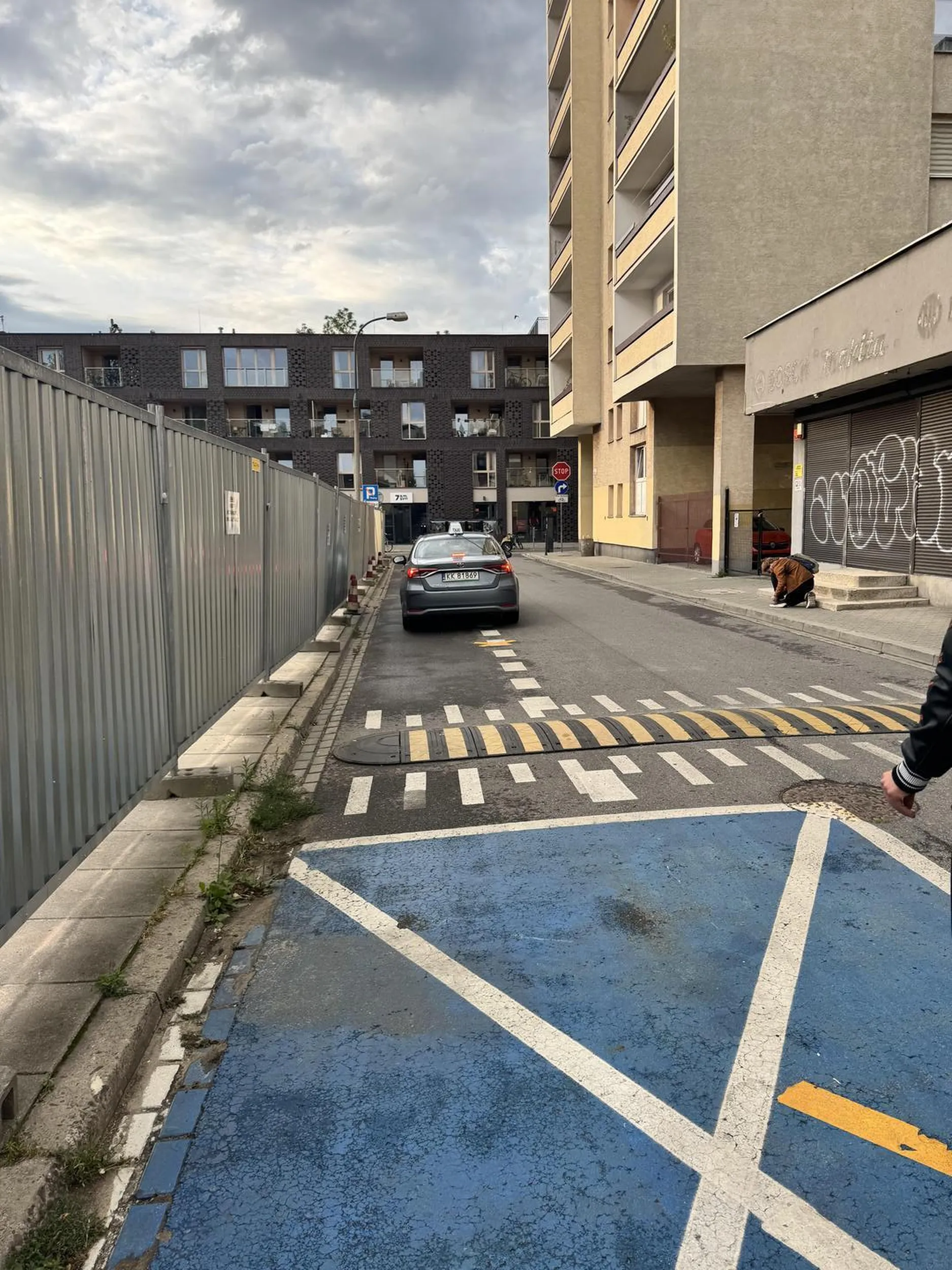 Taksówkarz który oszukuje na przejazdach. Znacznie wcześniej klika że jest już na miejscu i odjeżdża od miejsca docelowego “uciekając” od osoby która próbuje wsiąść do samochodu. Uważajcie na niego