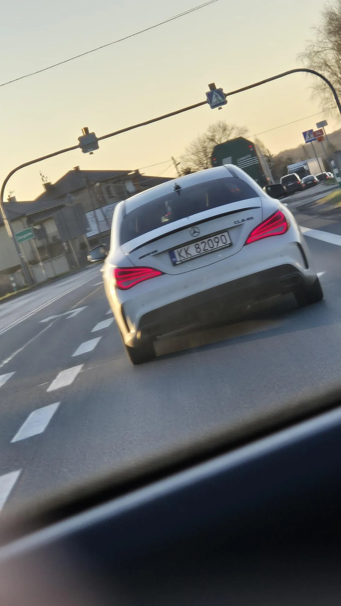 Toczy się, a później przyspiesza, żeby go nie wyprzedzić. Wyprzedza na zakazie, gwałtownie hamuje i stwarza zagrożenie. Niedowartościowany cwaniaczek