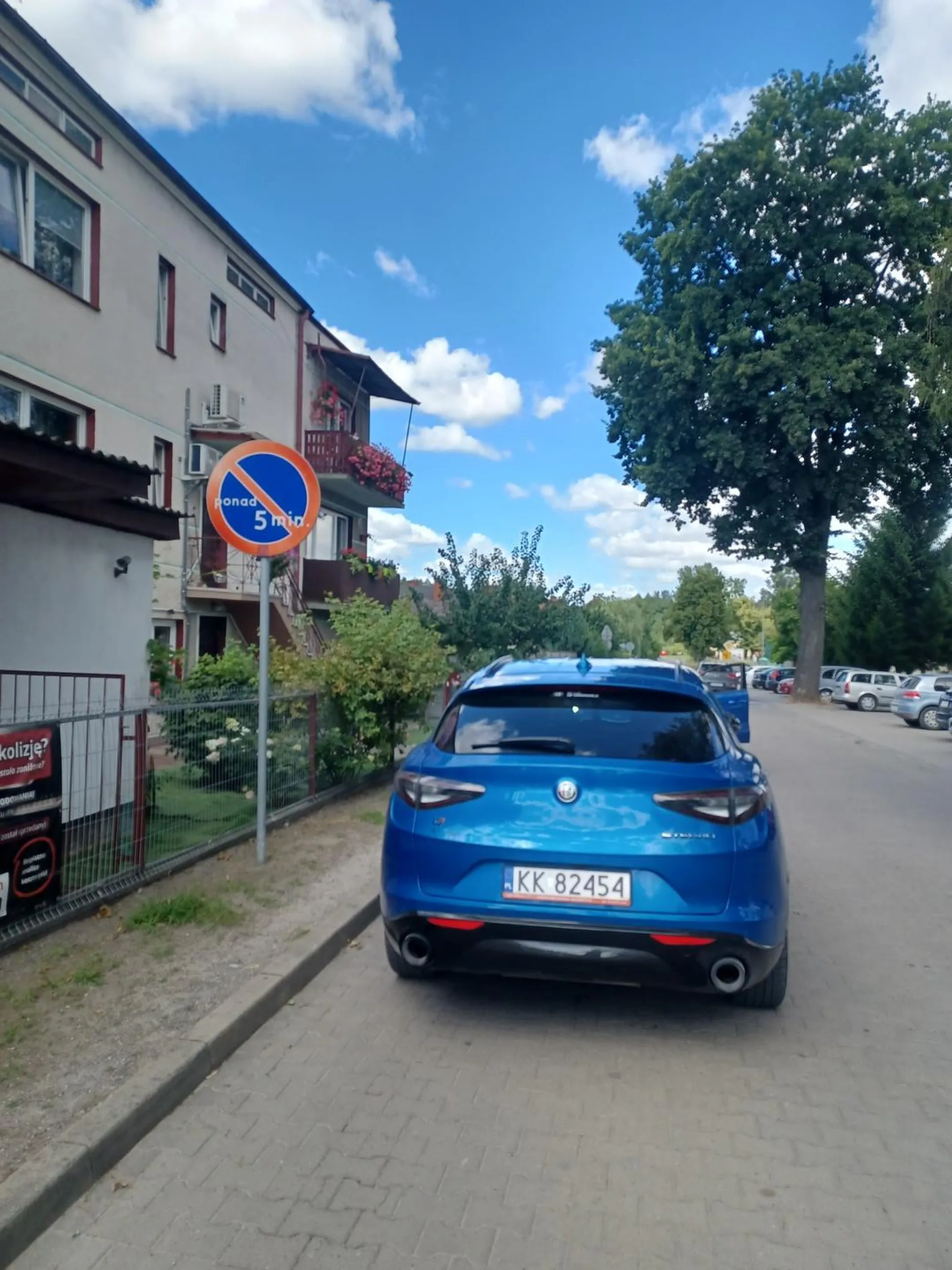 Nie umie parkować jest znak obok jest linia ciągła i zastawiła wyjazd na skrzyżowaniu, naucz się parkować kobieto obok parking masz ciężko przejść się kawałek?