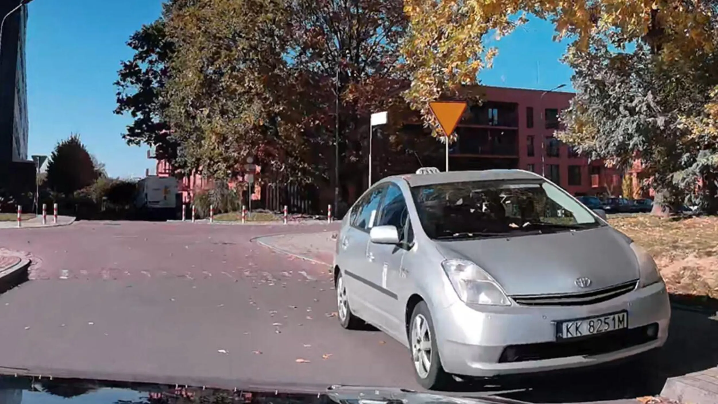 głąb notorycznie parkuje na chodniku i utrudnia życie zarówno pieszym jak i samochodom, które muszą się przez niego mijać na wahadło