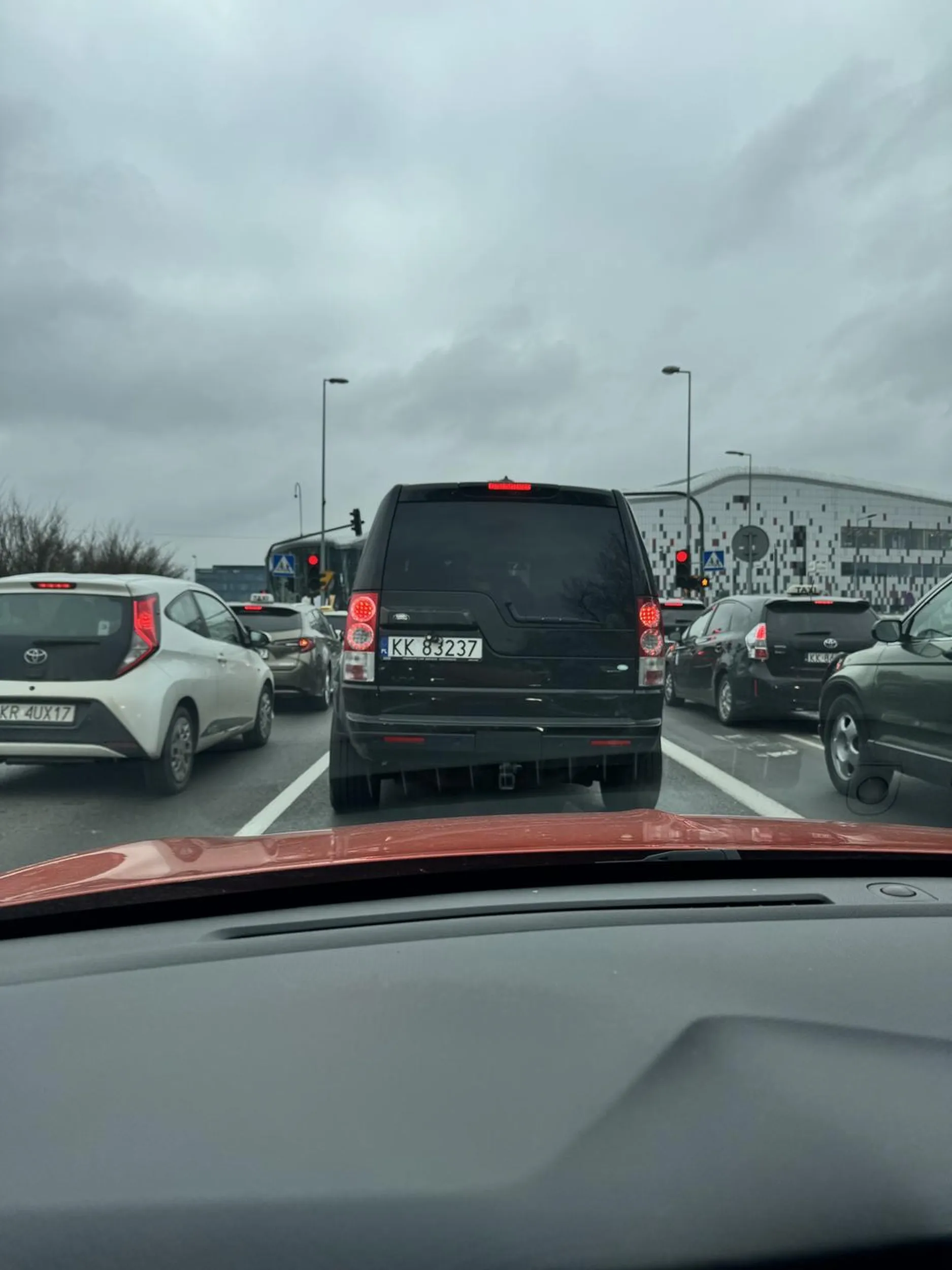 Jeździ po chodniku, po którym idą piesi, bo tak mu się spieszy, a na rondzie nie potrafi się ustawić na poprawnym pasie