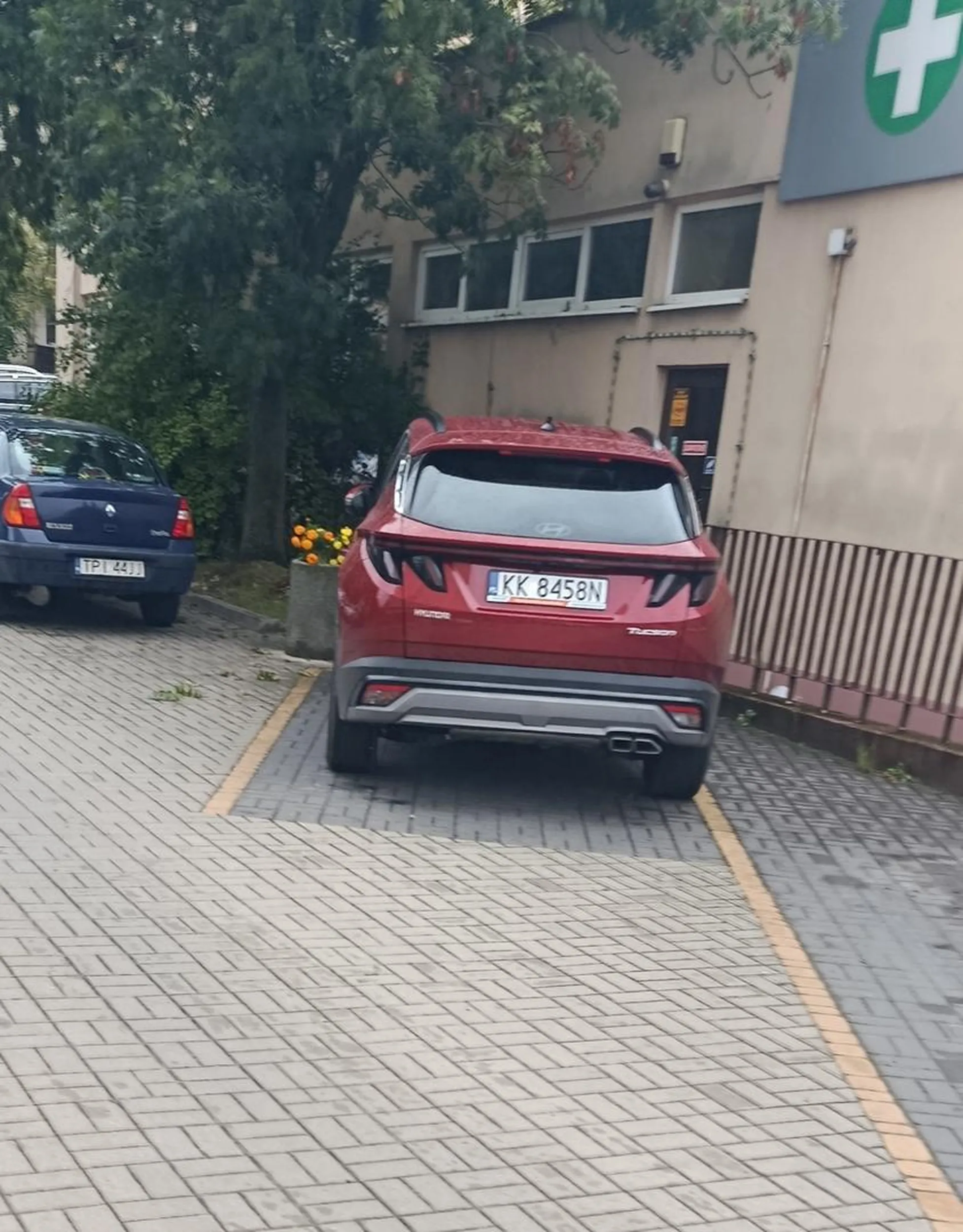 Właścicielka tego pojazdu jeździ drogą jednokierunkową pod prąd. Po zwróceniu uwagi szyderczo się śmiała...