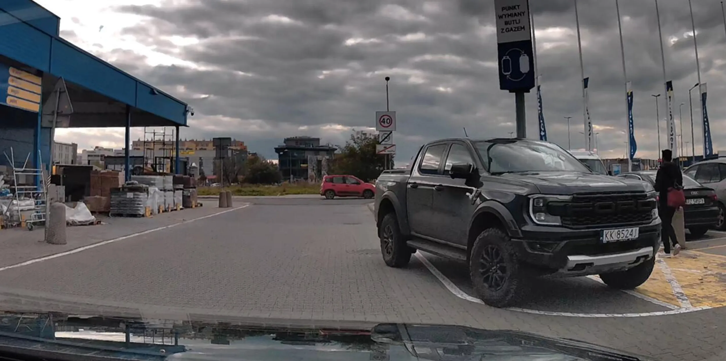 parkuje jak ciele, utrudniając życie kierowcom potrafiącym parkować