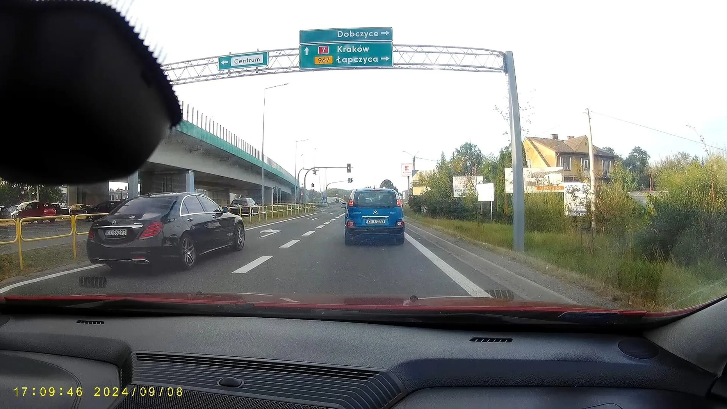 Jazda z pasa w lewo na wprost, przejazd na czerwonym świetle i ominięcie kolejki do świateł