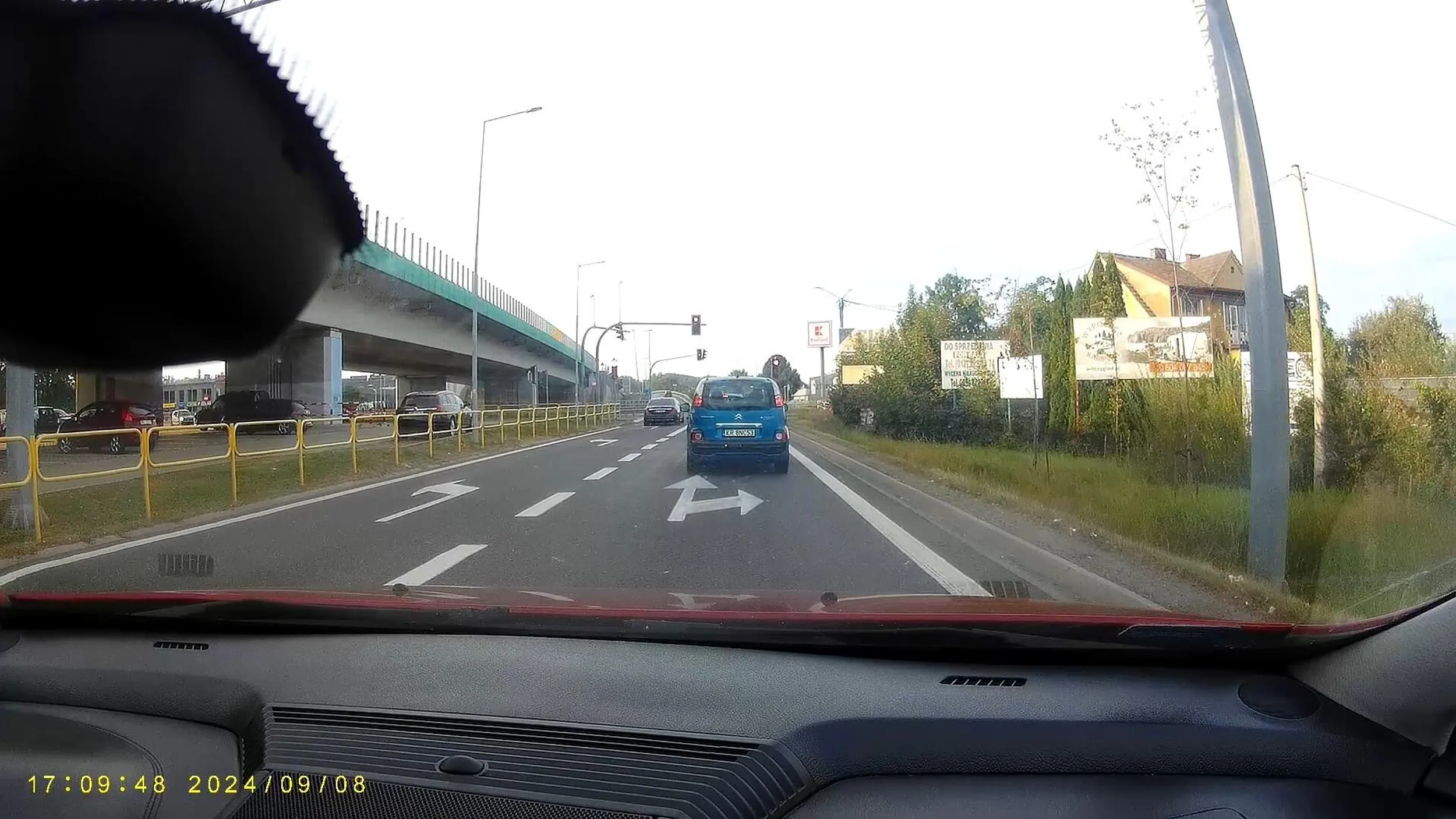 Jazda z pasa w lewo na wprost, przejazd na czerwonym świetle i ominięcie kolejki do świateł