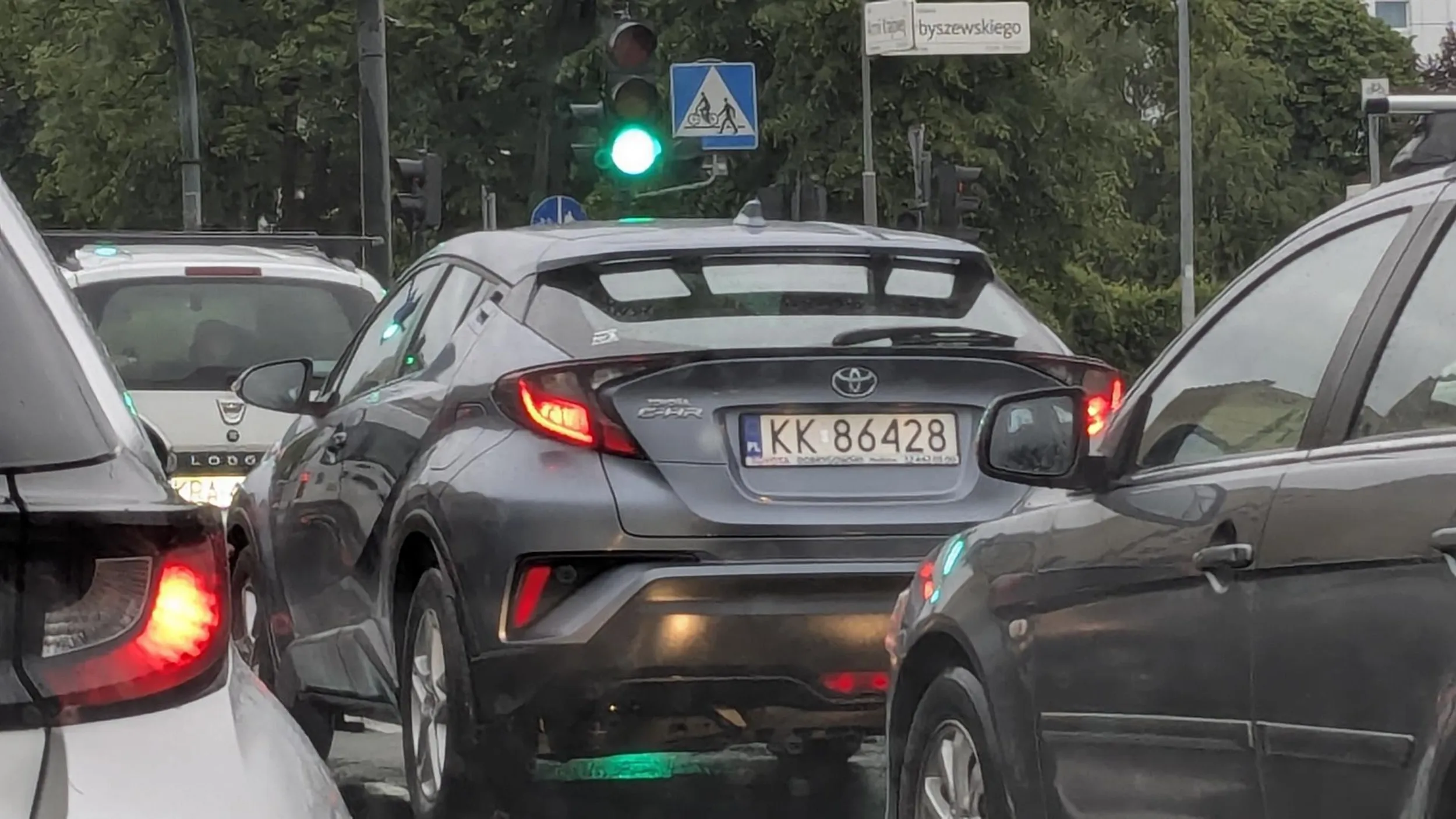 Jeździ slalomem między samochodami, w środku miasta przy  dużym ruchu i ograniczeniu do 50kmh pędzi 80-90kmh. Mam nadzieję że kiedyś rozbijesz się na jakimś drzewie. Tylko szkoda drzewa.