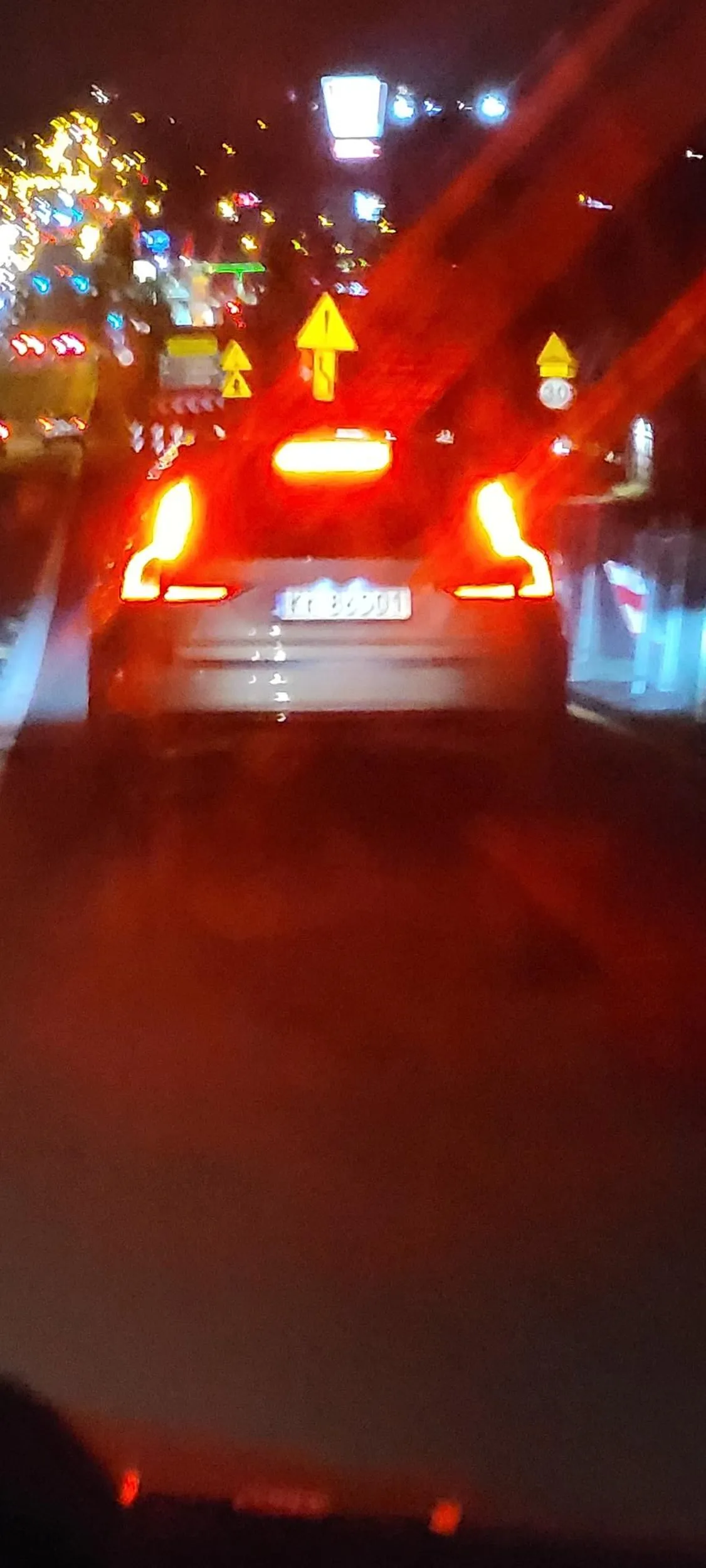 JEŹDZI DWOMA PASAMI, ZAJEŻDŻA DROGĘ, HAMUJE BEZ POWODU ! Nie wsiadaj za kółko babsztylu jak jeździć nie umiesz !!!