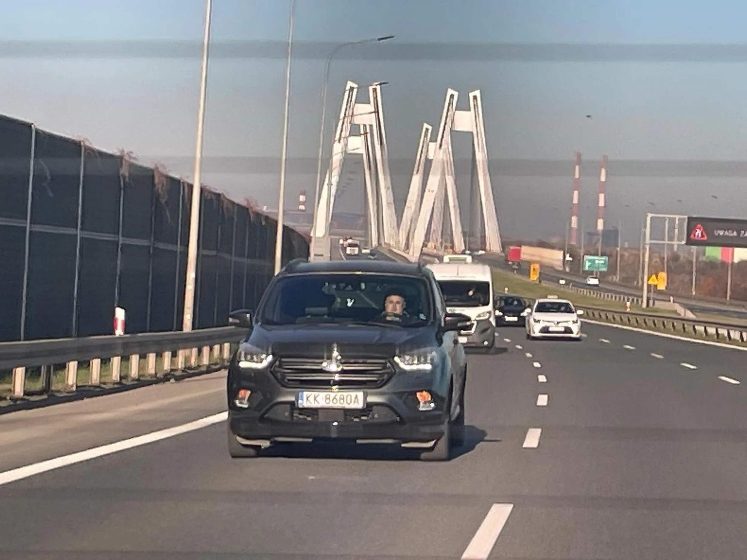 Osoba poruszająca się tym samochodem na autostradzie wpycha się na chama gdy zwroci sie uwagę klaksonem zostaje urażona duma dzieciaczka i zajeżdza drogę