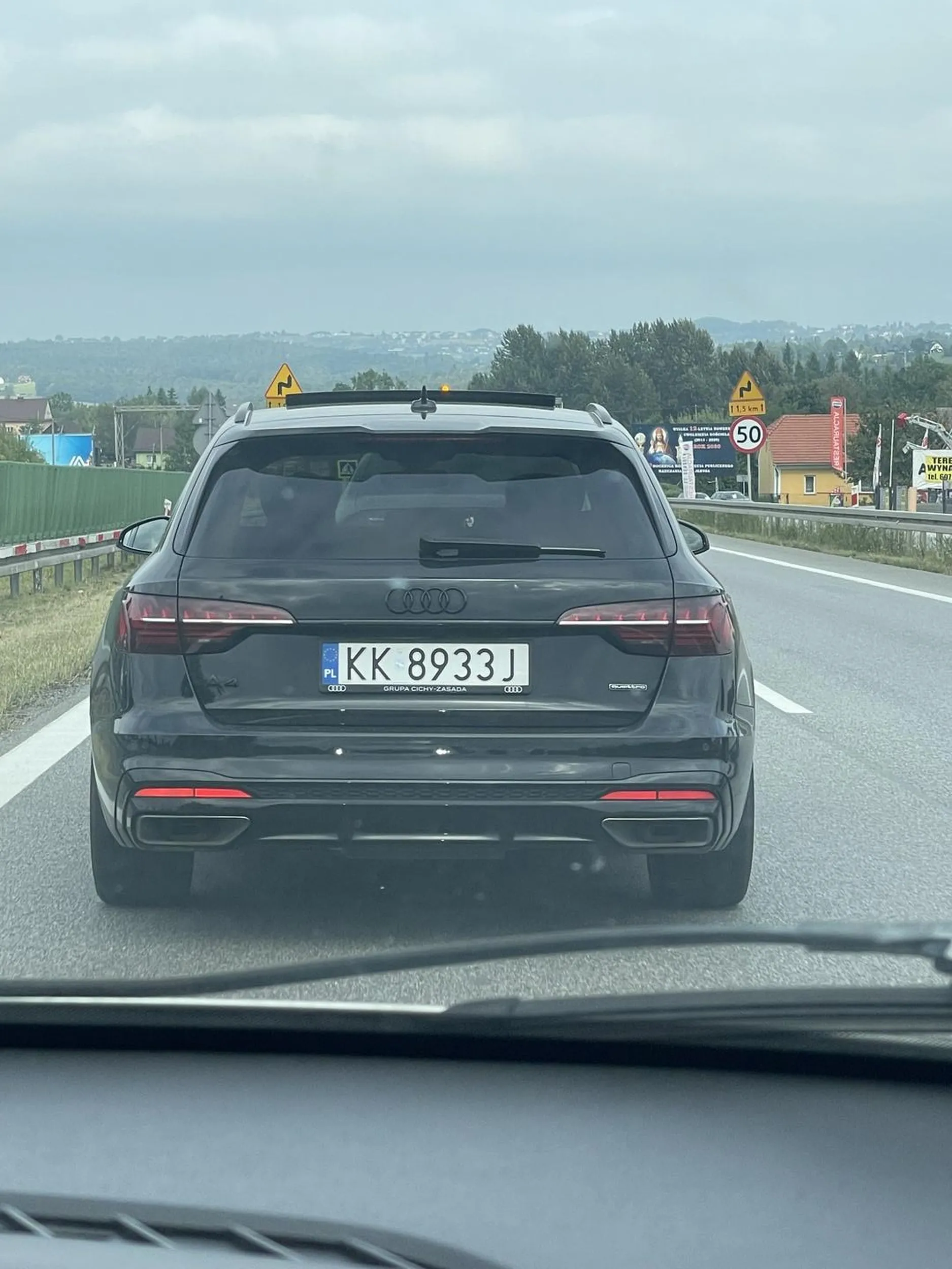 Stwarza zagrożenie na drodze. Na siłę wymusza pierwszeństwo, przez co mógł spowodować wypadek. Prawo jazdy chyba w chipsach wygrał.