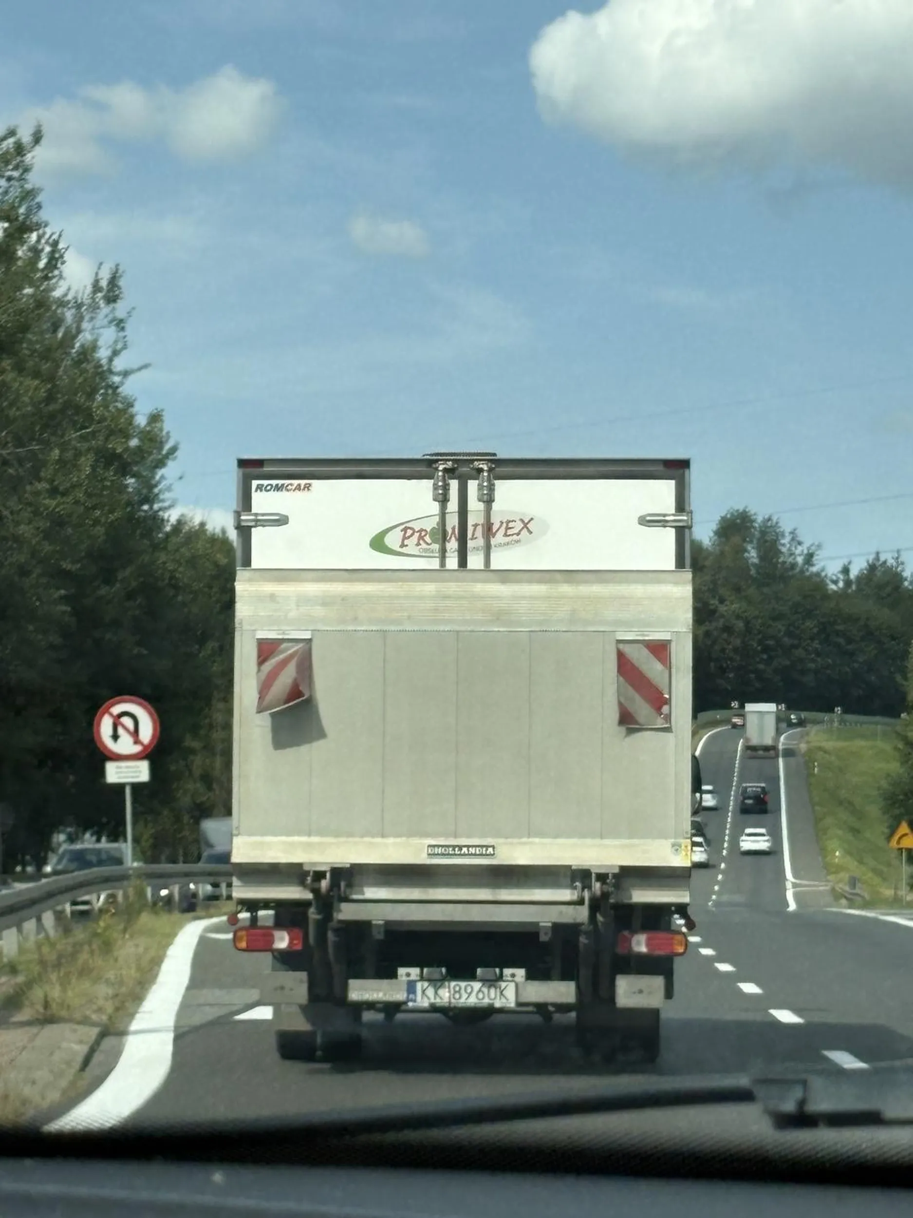 Kierowca burak dwa razy prawie doprowadził do kolizji wyprzedzając w ostatniej chwili oczywiście nie używając kierunkowskazów.