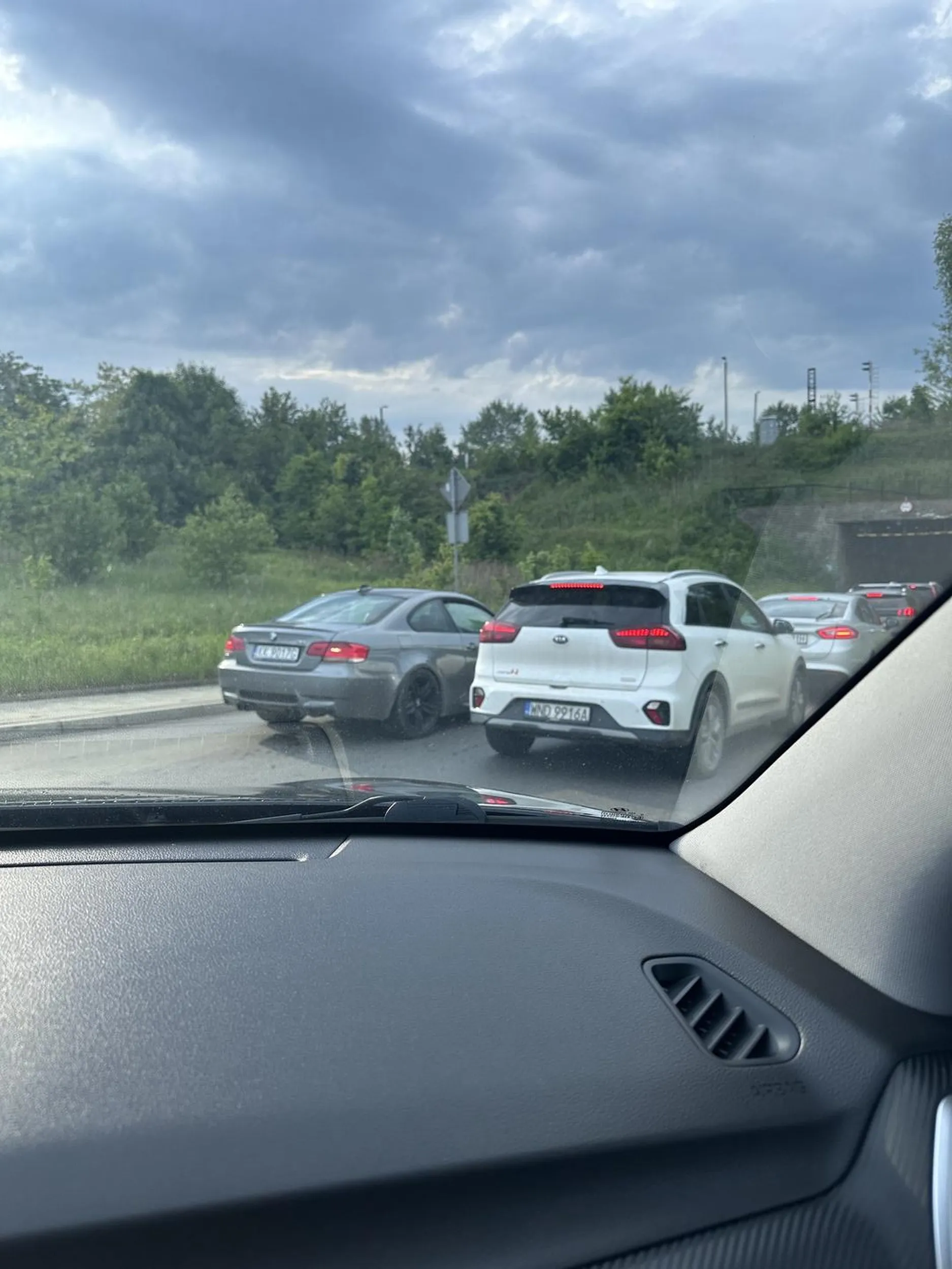 Klasyczne omijanie korka jadąc pod prąd