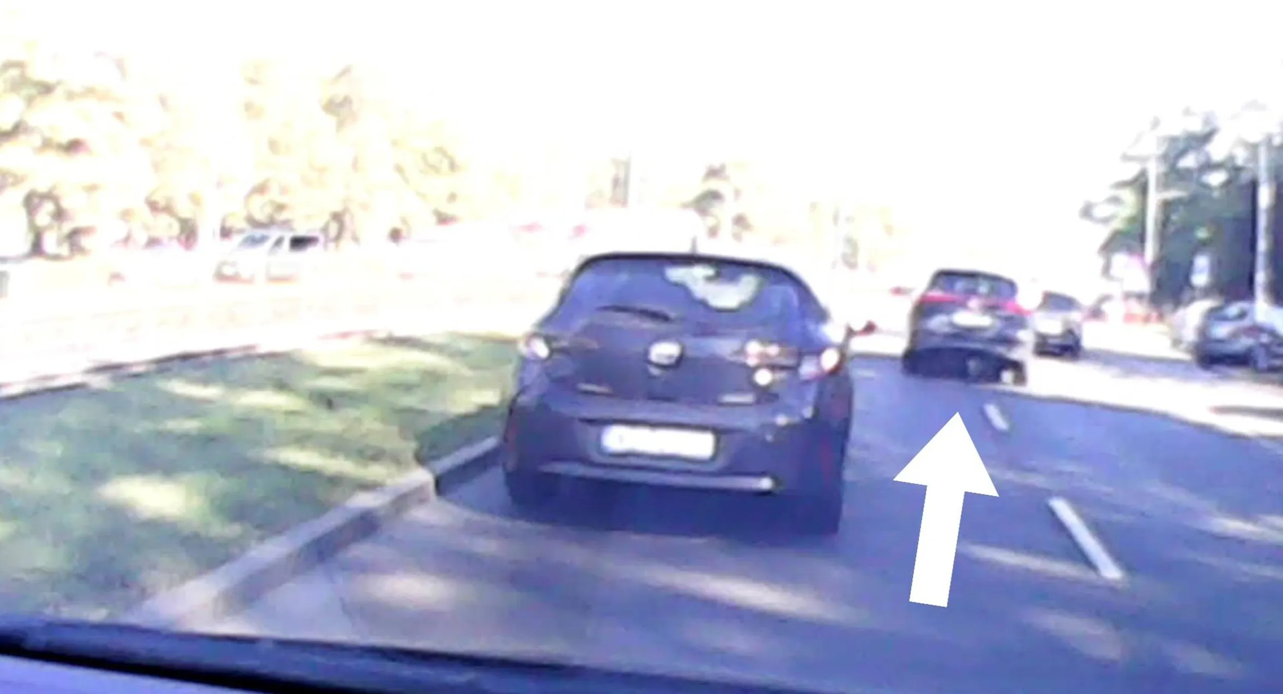 Szeryf jedzie dwoma pasami aby nikt go nie wyprzedzał, bo nieopodal jest zwężenie i jazda na "suwak".