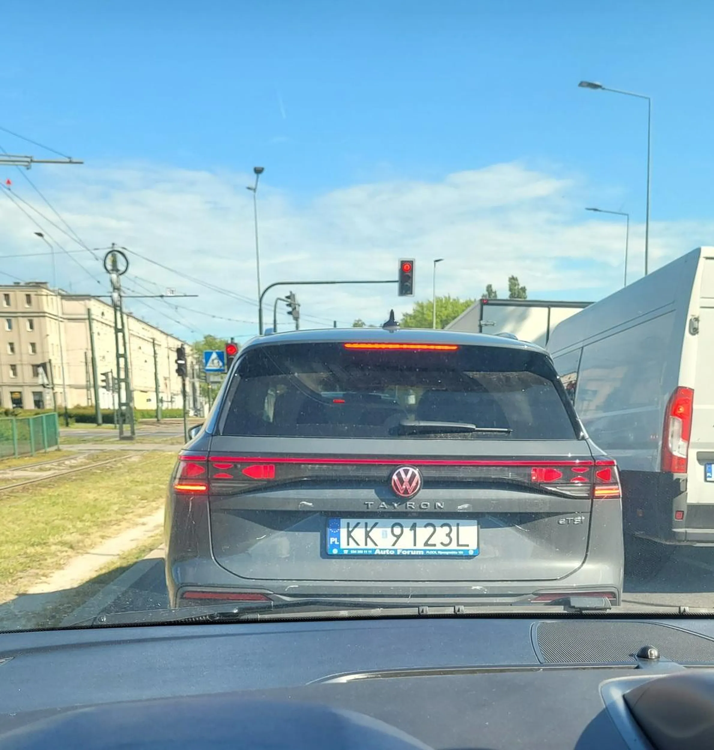 Szeryf jedzie dwoma pasami aby nikt go nie wyprzedzał, bo nieopodal jest zwężenie i jazda na "suwak".