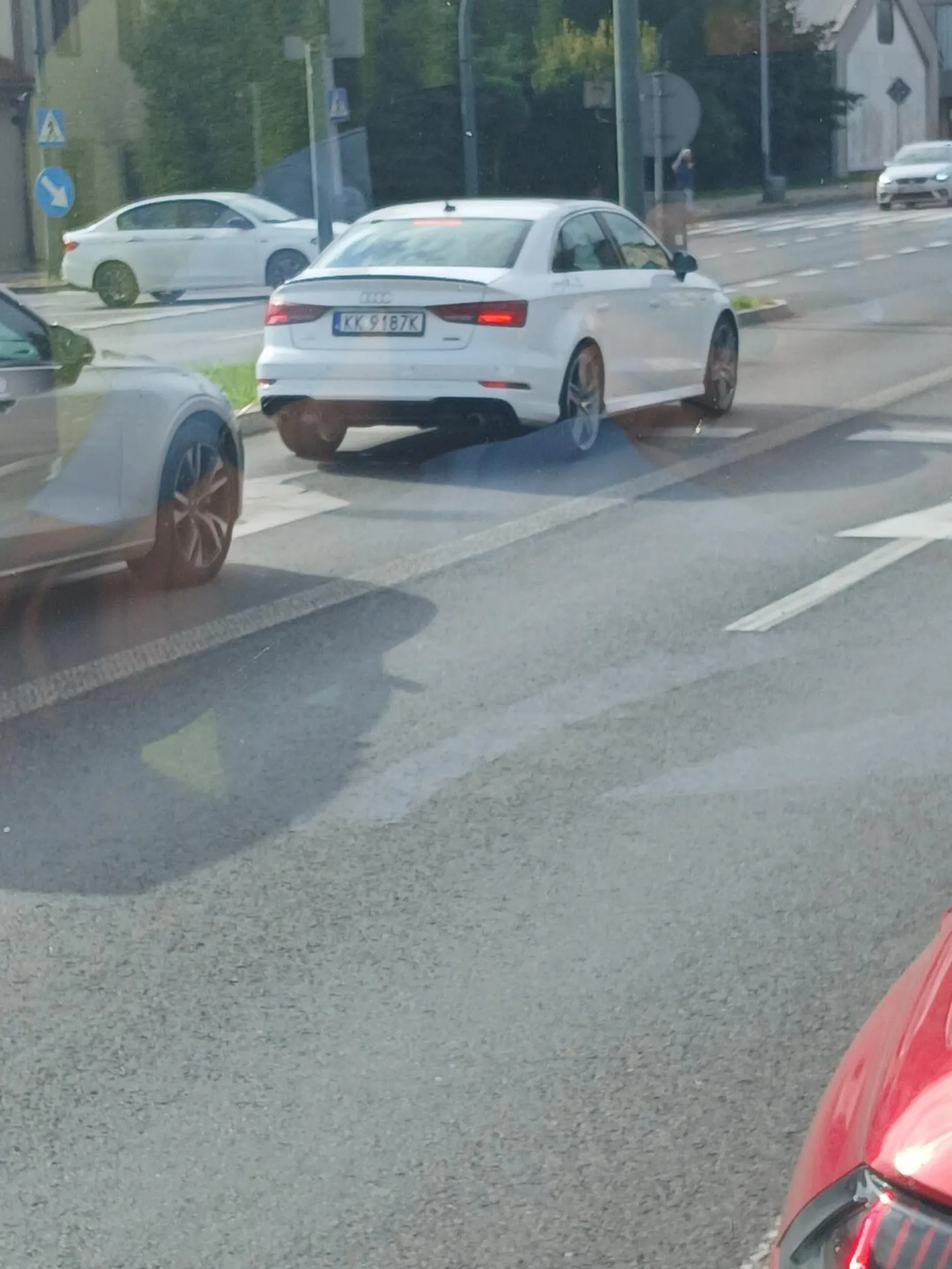 Agresywna jazda tego niezrównoważonego psychicznie audimana. Ul. Zakopiańska- częste zmiany pasa, aby po prostu być pierwszy i najlepszy. Do czasu sługo szatana.