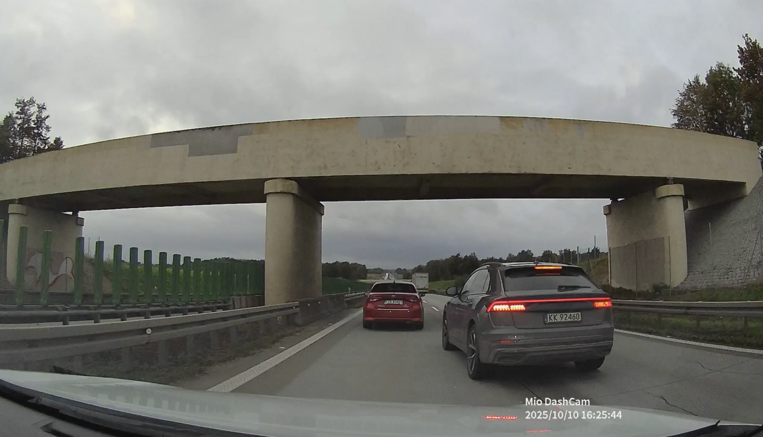 Tak jak piszą inni. Jeździ slalomem, wciska się między auta próbujące utrzymać odstęp, zmienia pas hamując przed maską.