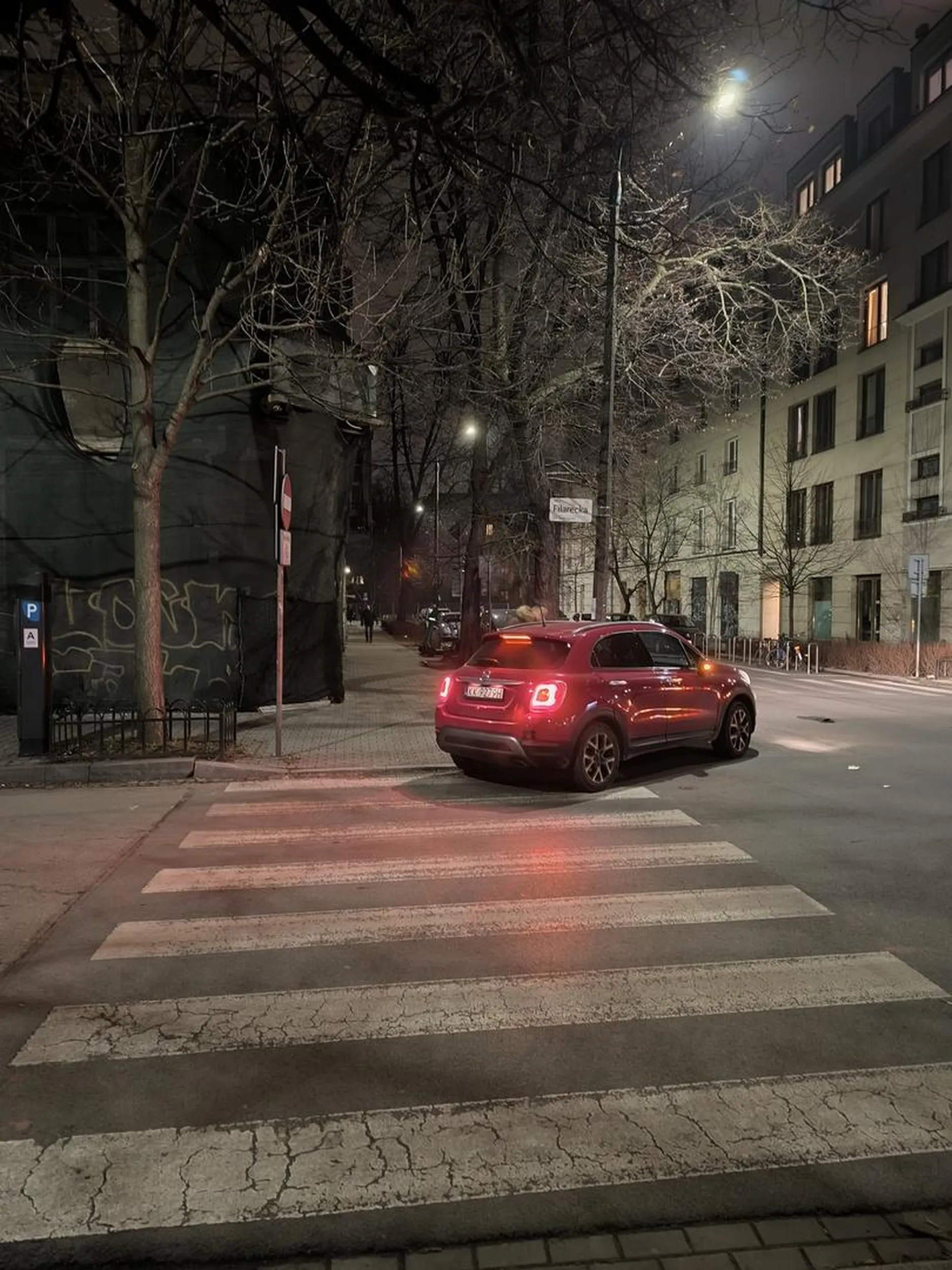 parkuje na przejściu dla pieszych