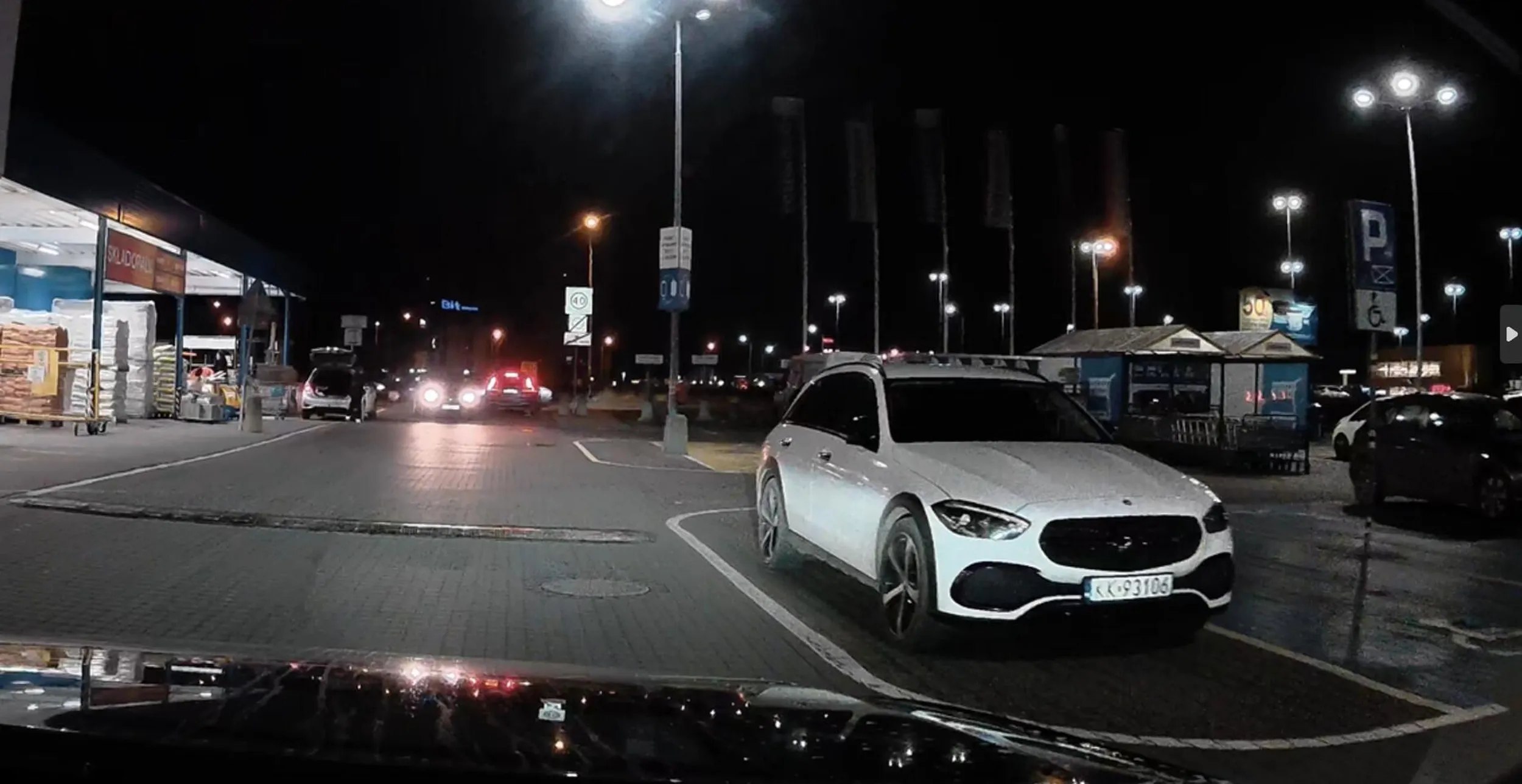 pierdoła parkuje na obszarze wyłączonym z ruchu, mając pełno wolnych miejsc na parkingu - no ale tak, dupy się nie chce ruszyć, trzeba jak najbliżej wejścia