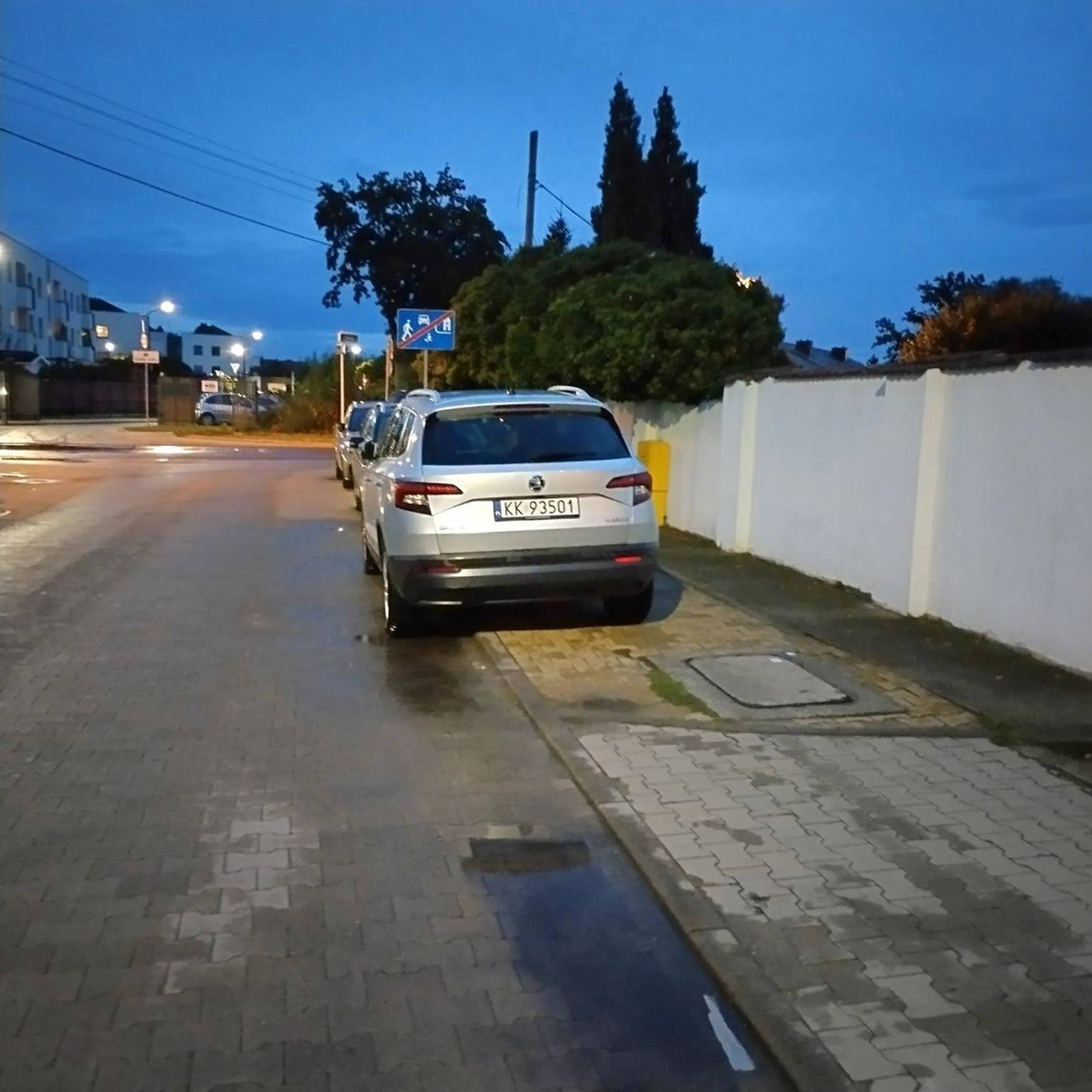 Parkowanie na chodniku.