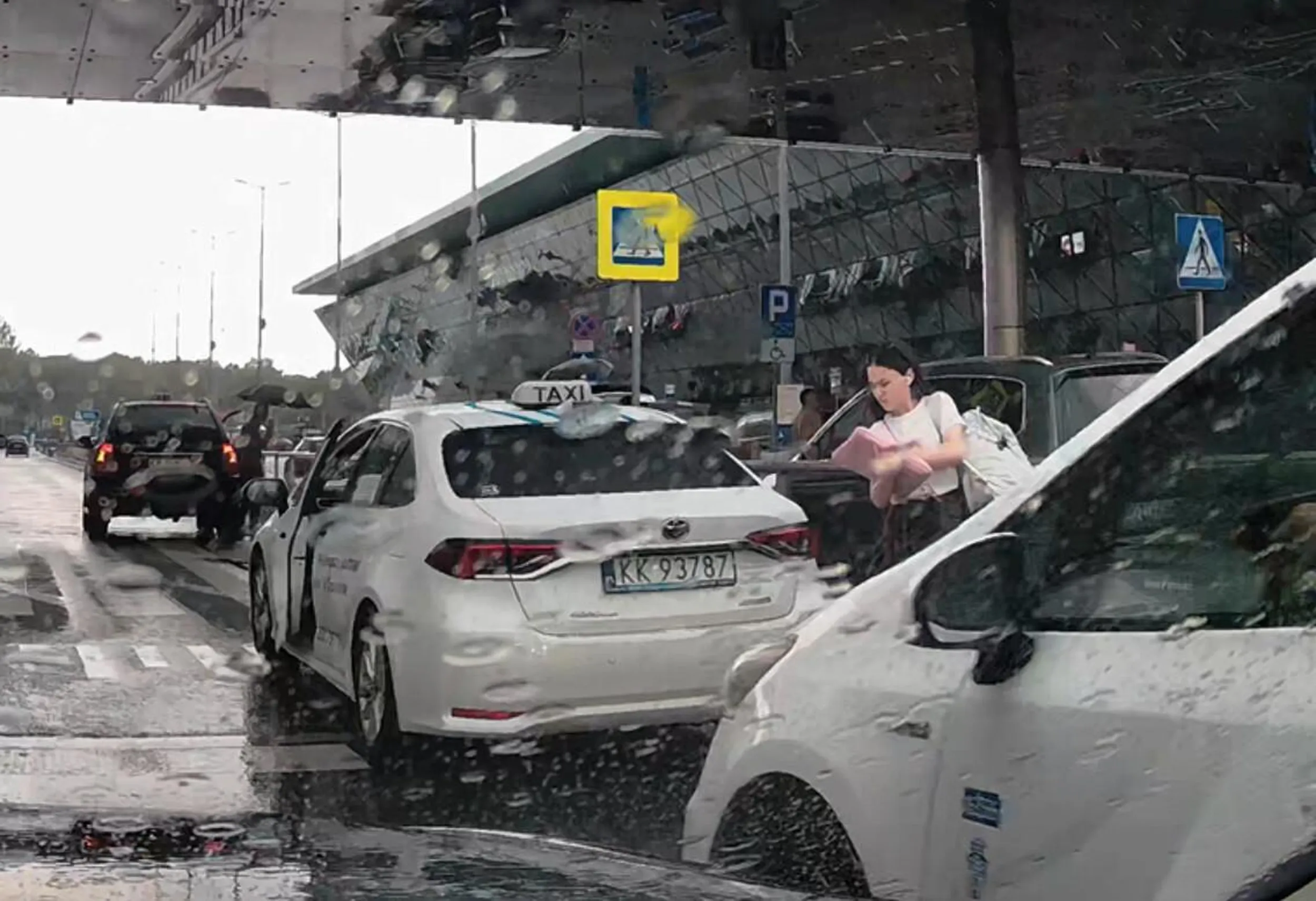 głąb parkuje na drodze (mimo, że obok jest miejsce do wysadzania pasażerów) i do tego bezpośrednio na pasach