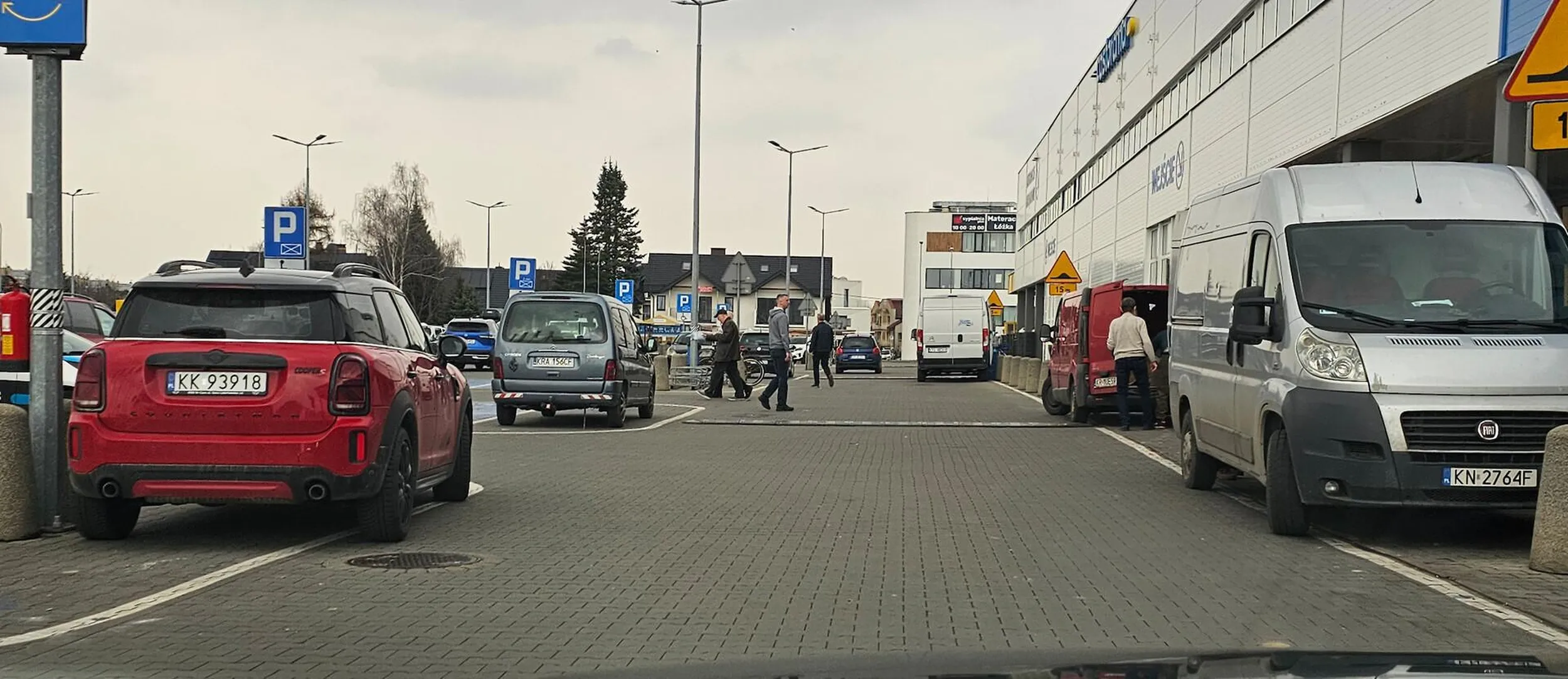 pod Castoramą jak w ZOO - połowa parkingu wolna, ale stado kretynów parkuje na przejazdach i wysepkach, blokując widoczność w alejkach