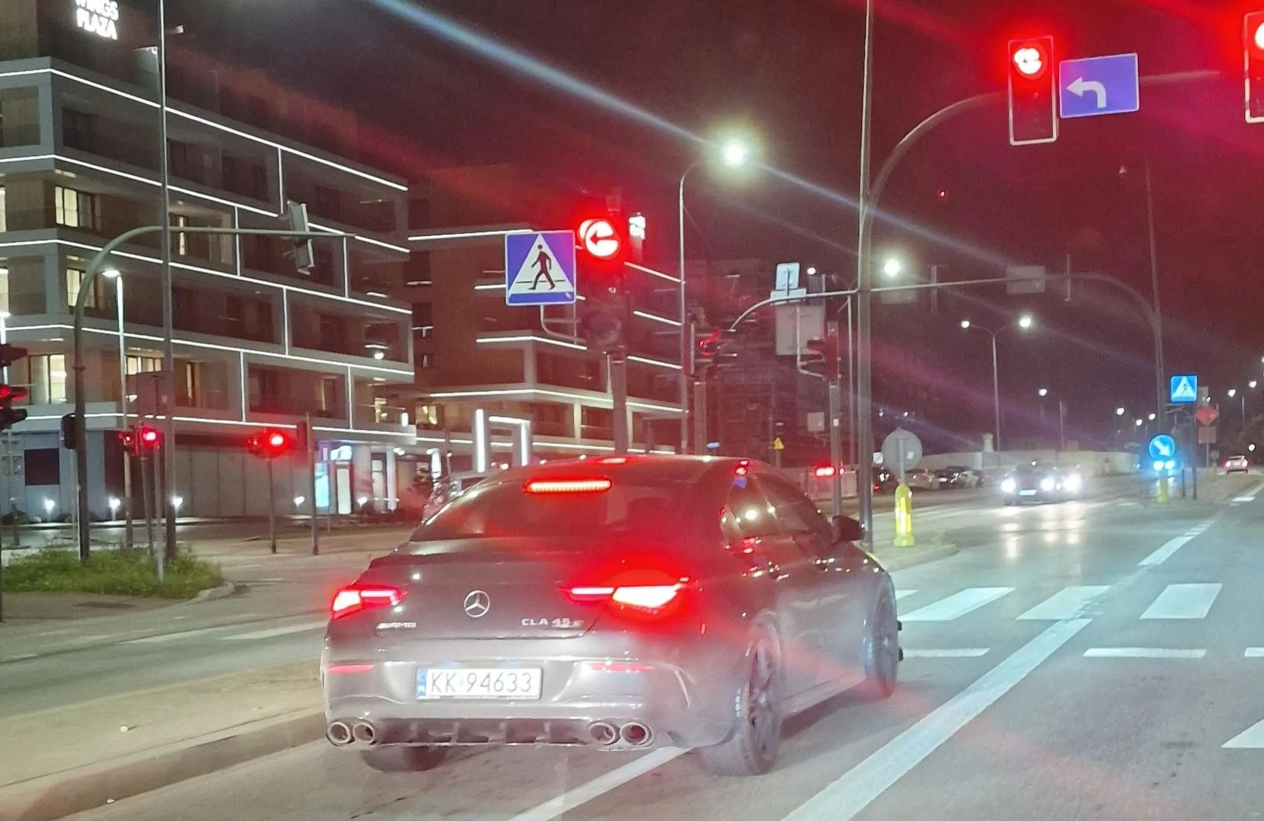 Wali stówą przez miasto, slalomem między samochodami bez zachowania bezpiecznej odległości