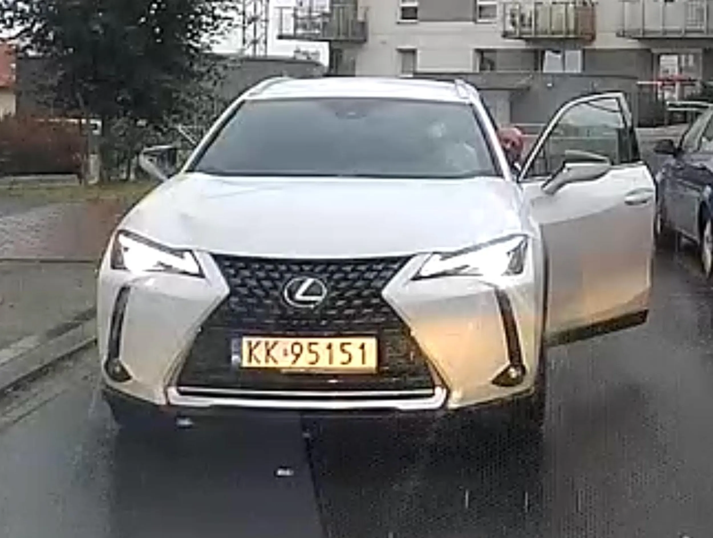 Niestety posiadanie lexusa w leasingu nie dodaje umiejętności jazdy i dobrego wychowania. Wymusza i wyzywa blokując ruch