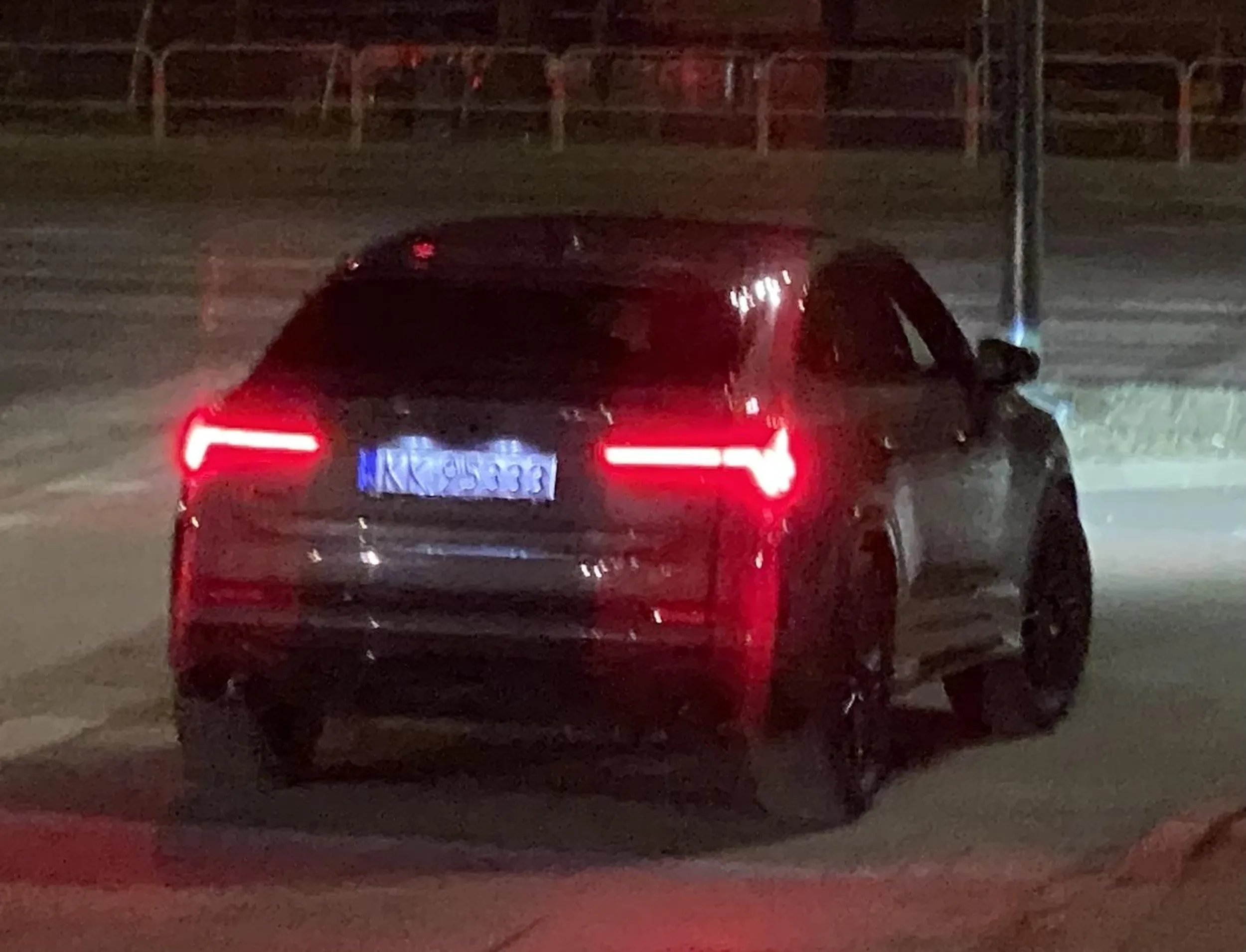 Warto zachować duży odstęp na drodze od tego kierowcy. Wykazuje objawy nierównoważenia psychicznego