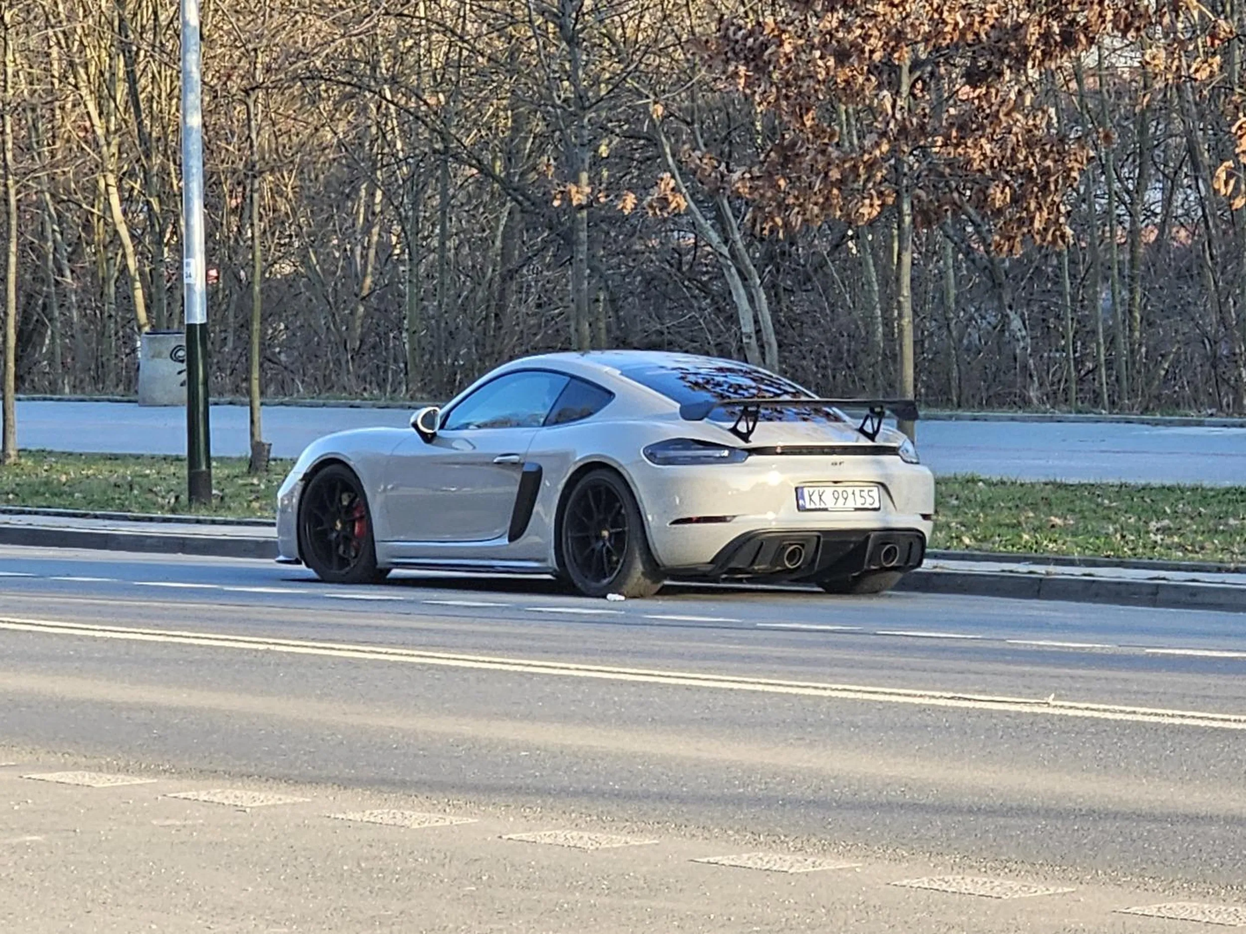 Pan w długich włosach zatrzymał się, otworzył drzwi i wyrzucił chusteczkę zurzyta na asfalt. Brzydko.