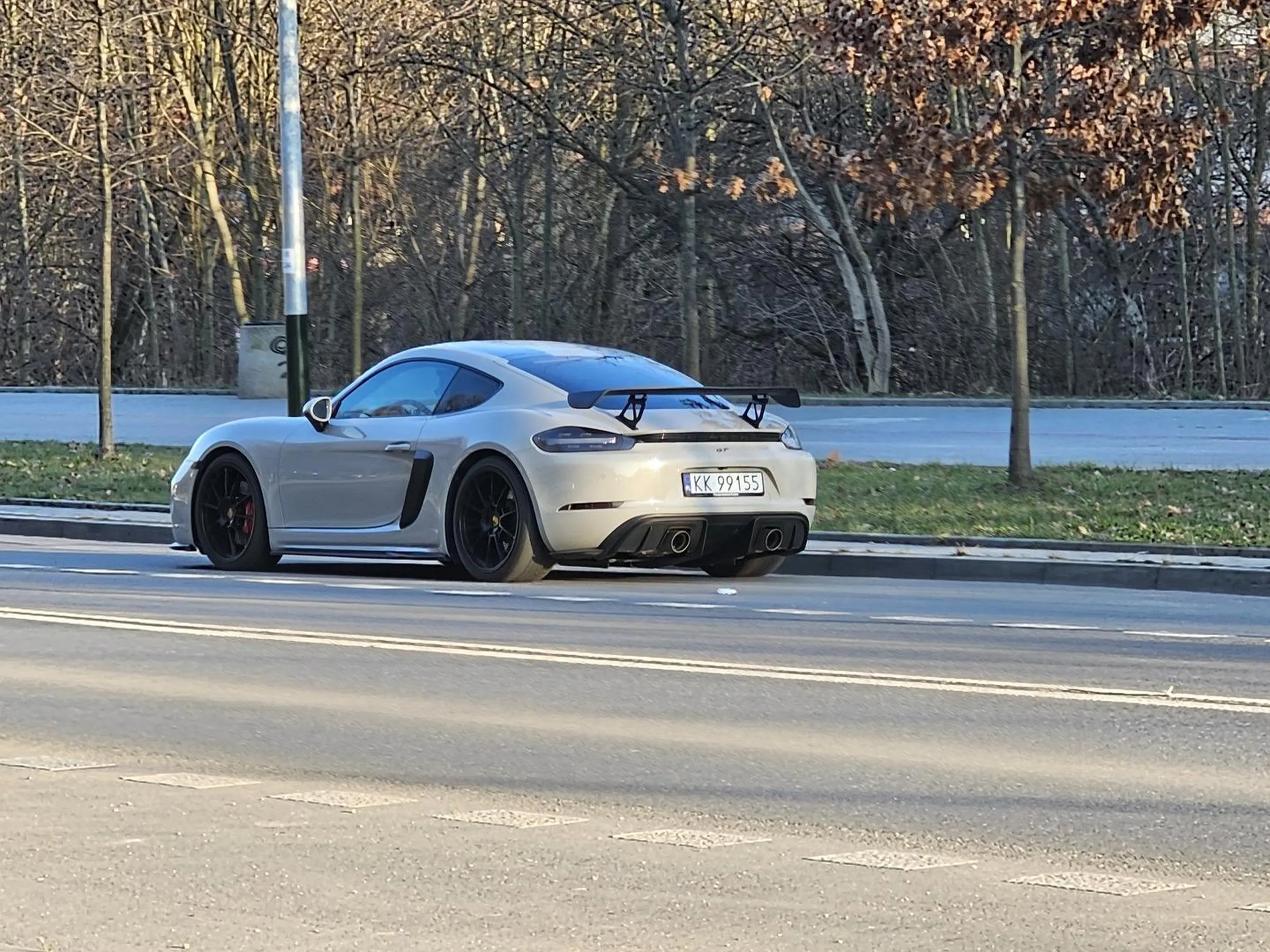 Pan w długich włosach zatrzymał się, otworzył drzwi i wyrzucił chusteczkę zurzyta na asfalt. Brzydko.