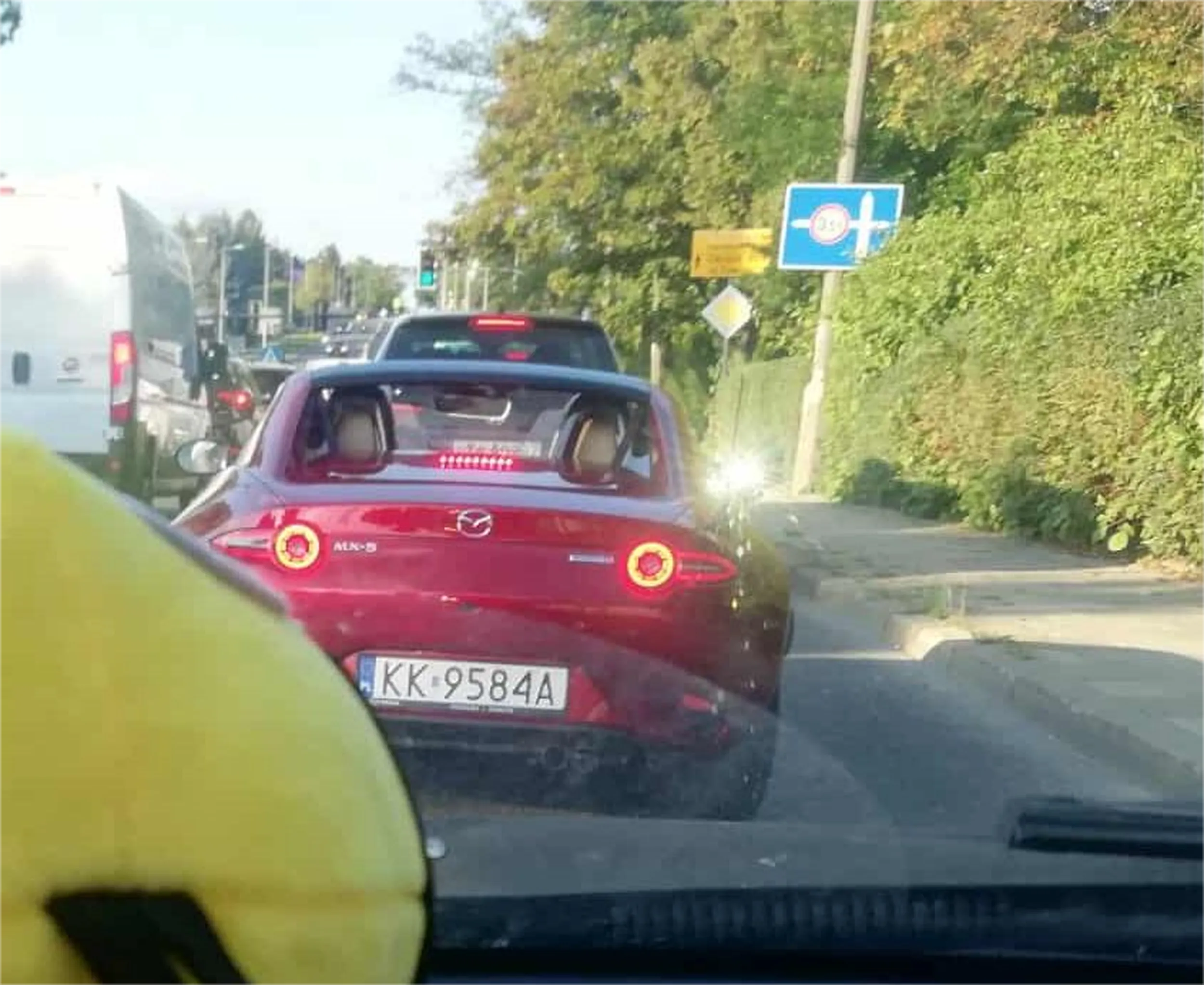 Naucz się dziadku jeździć, na ciągłej się nie zmienia pasa, znaki od 800m stoją :D