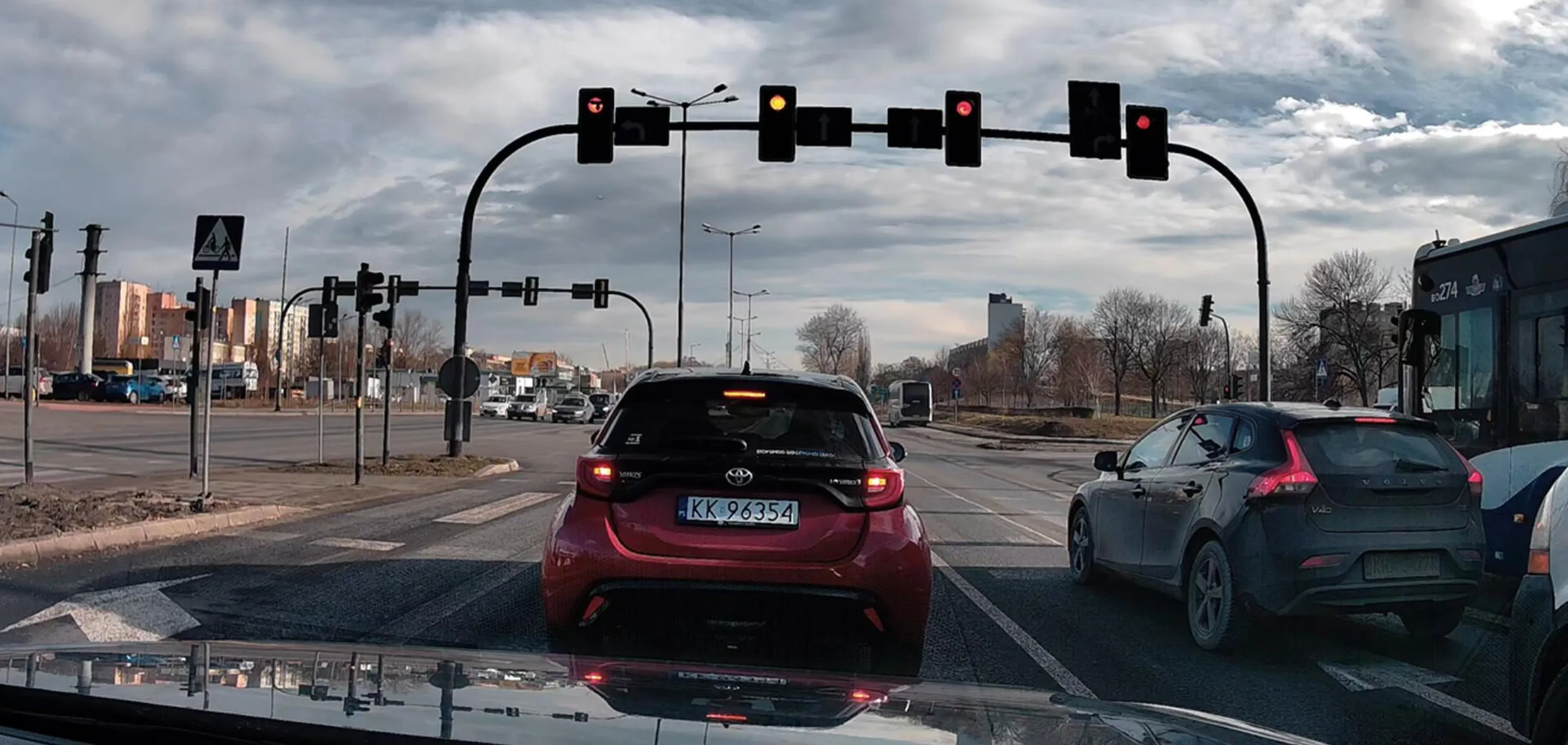 baba (?) przyklejona do lewego pasa, wyprzedzana prawym nagle przyspiesza do odcinki xD