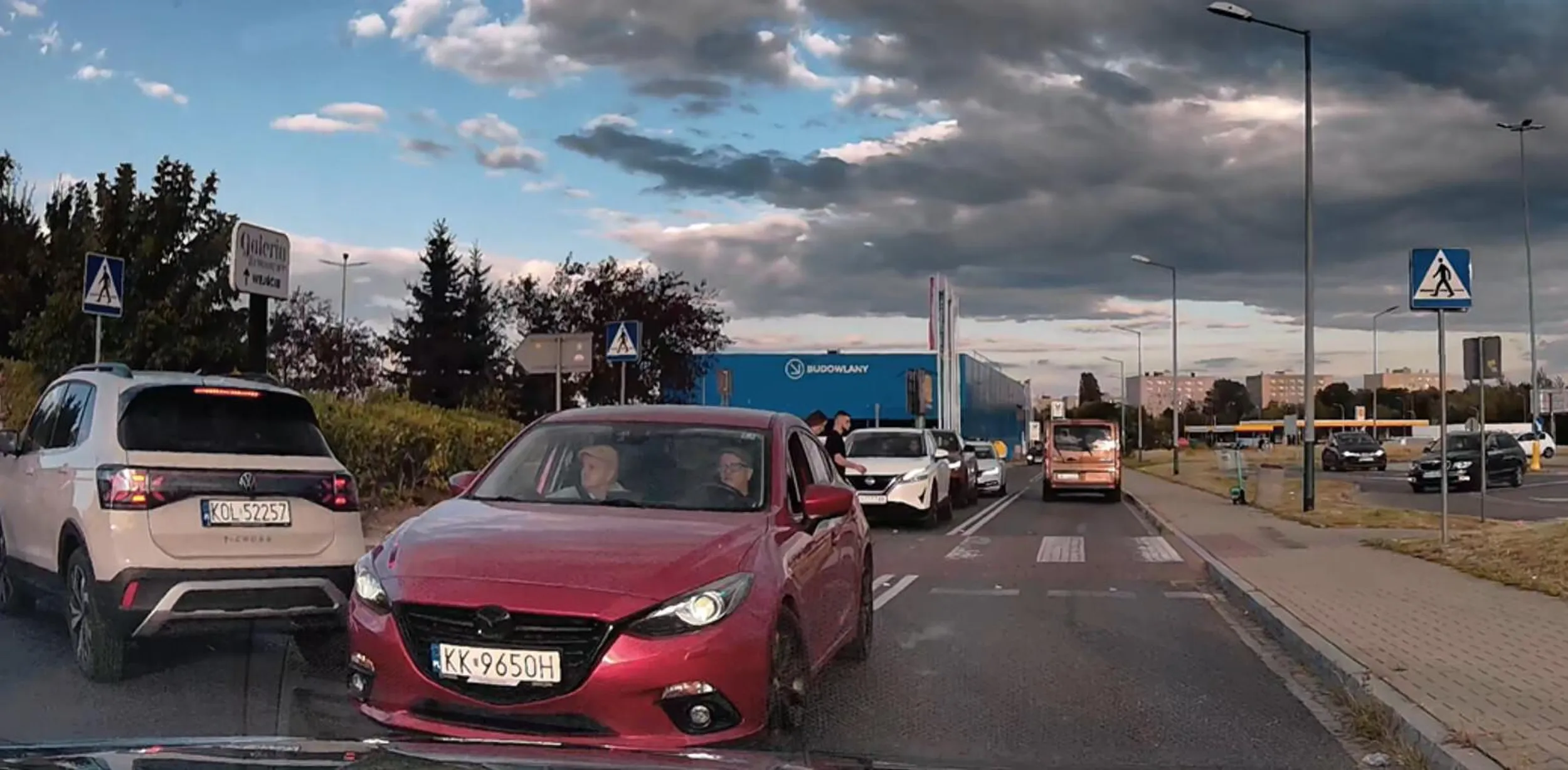 wymusza pierwszeństwo