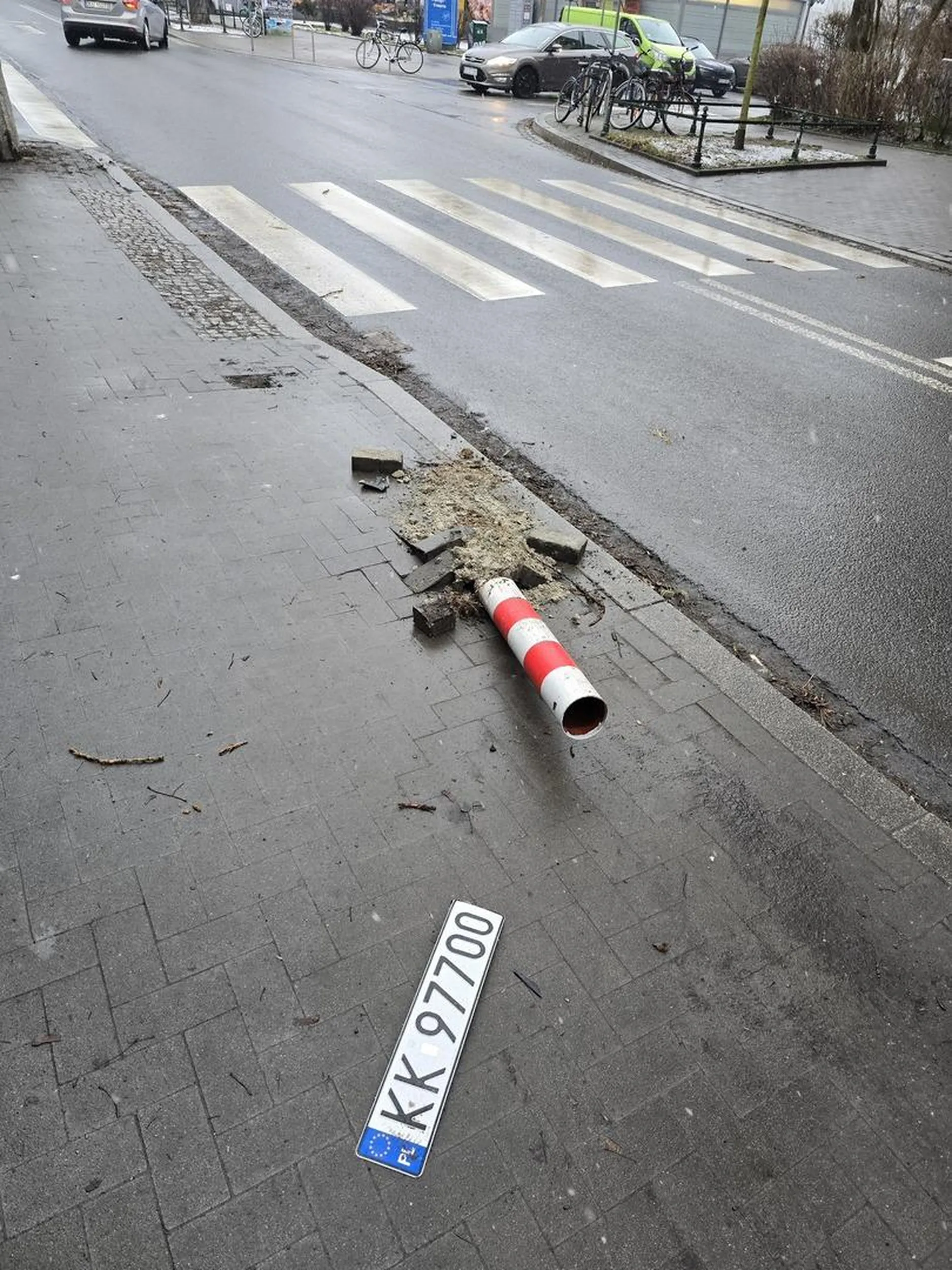 Kolego, coś ci się strasznie musiało śpieszyć, nie zostawiłeś czasem jakiejś pamiątki?