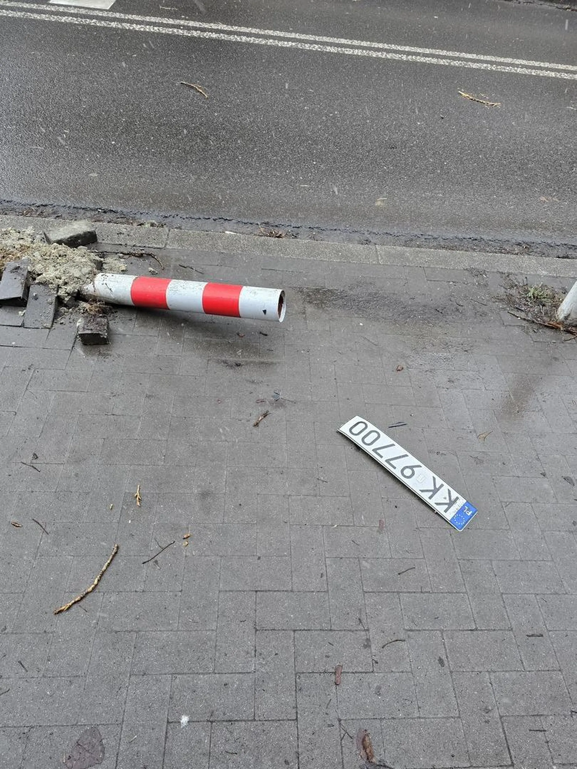 Kolego, coś ci się strasznie musiało śpieszyć, nie zostawiłeś czasem jakiejś pamiątki?