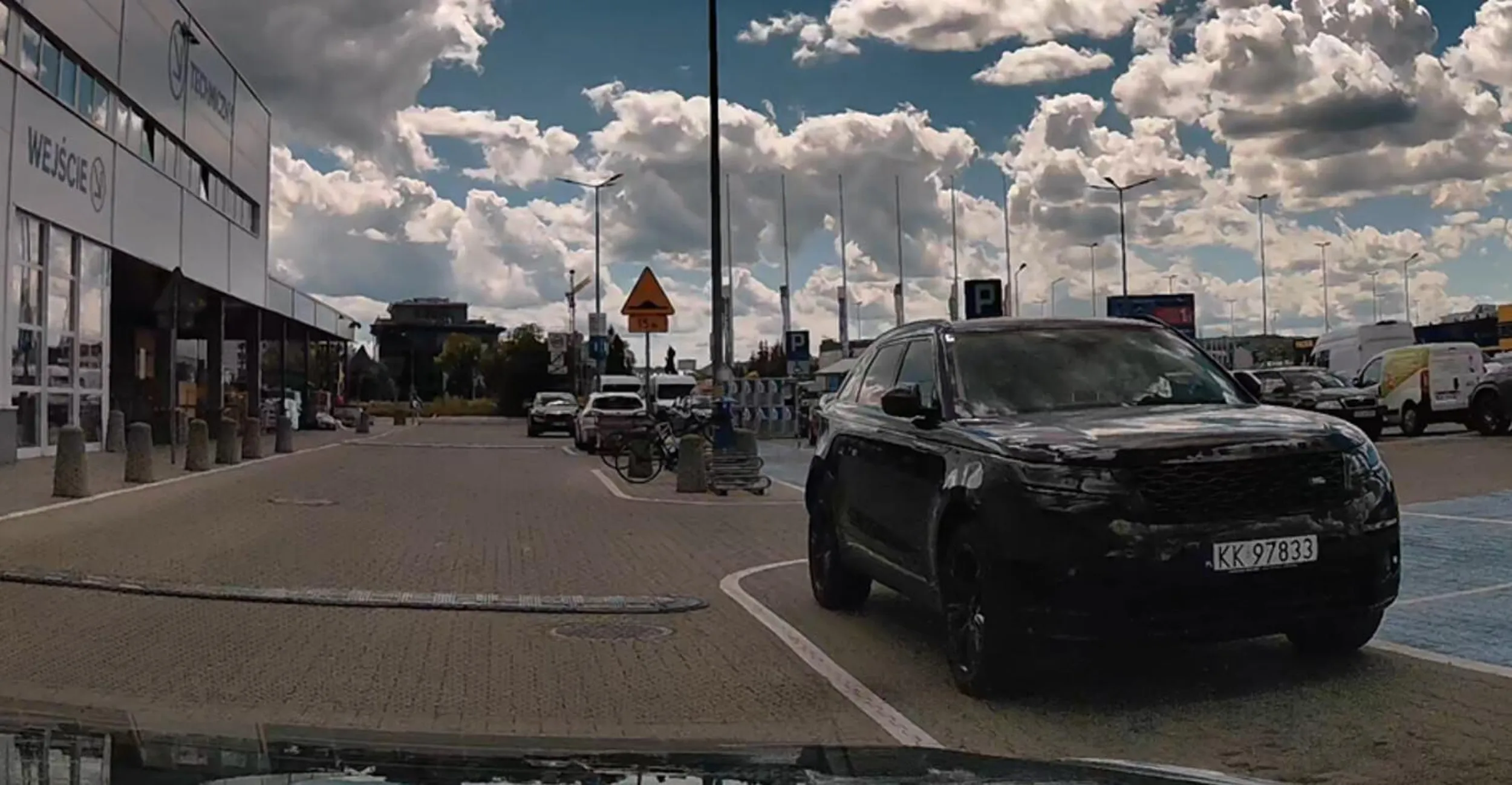 pół parkingu wolnego, ale gamoń musi parkować przy samym wejściu do sklepu, na obszarze wyłączonym z ruchu