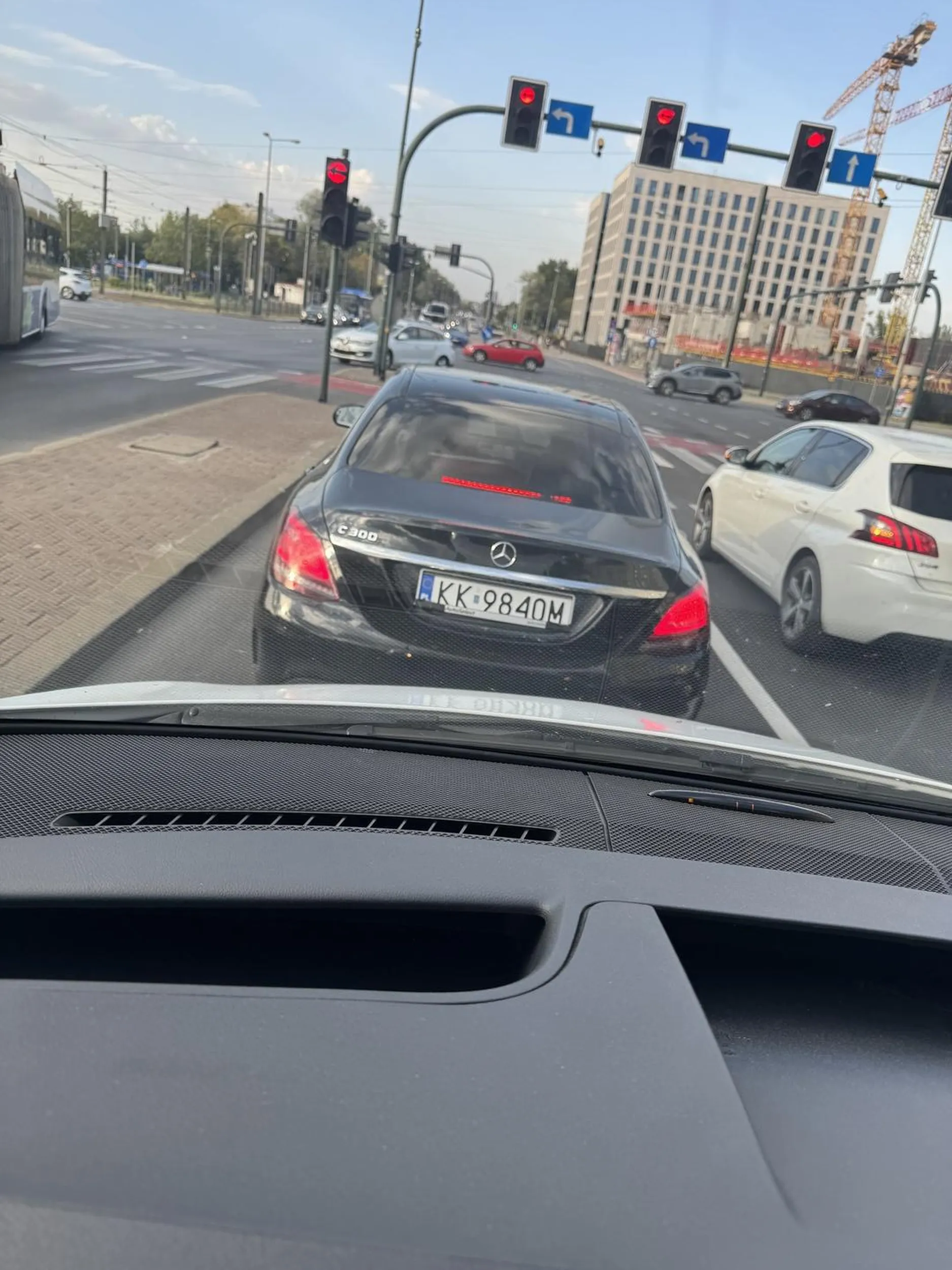 Kierujący na ulicy Zakopiańskiej najpierw wymusił pierwszeństwa motocykliście wjeżdżając tuż przed niego na lewy pas, następnie przed skrzyżowaniem z ulicą Brożka postanowił wymusić pierwszeństwa również i mnie wjeżdżając kilkanaście centymetrów przed mój zderzak na lewy skrajny pas do skrętu. Wykazał sie ogromnym tupetem nie przepraszając za swoje zachowanie, a następnie po zapaleniu zielonego sygnału świetlnego wykonał manewr zawracania w miejscu niedozwolonym.